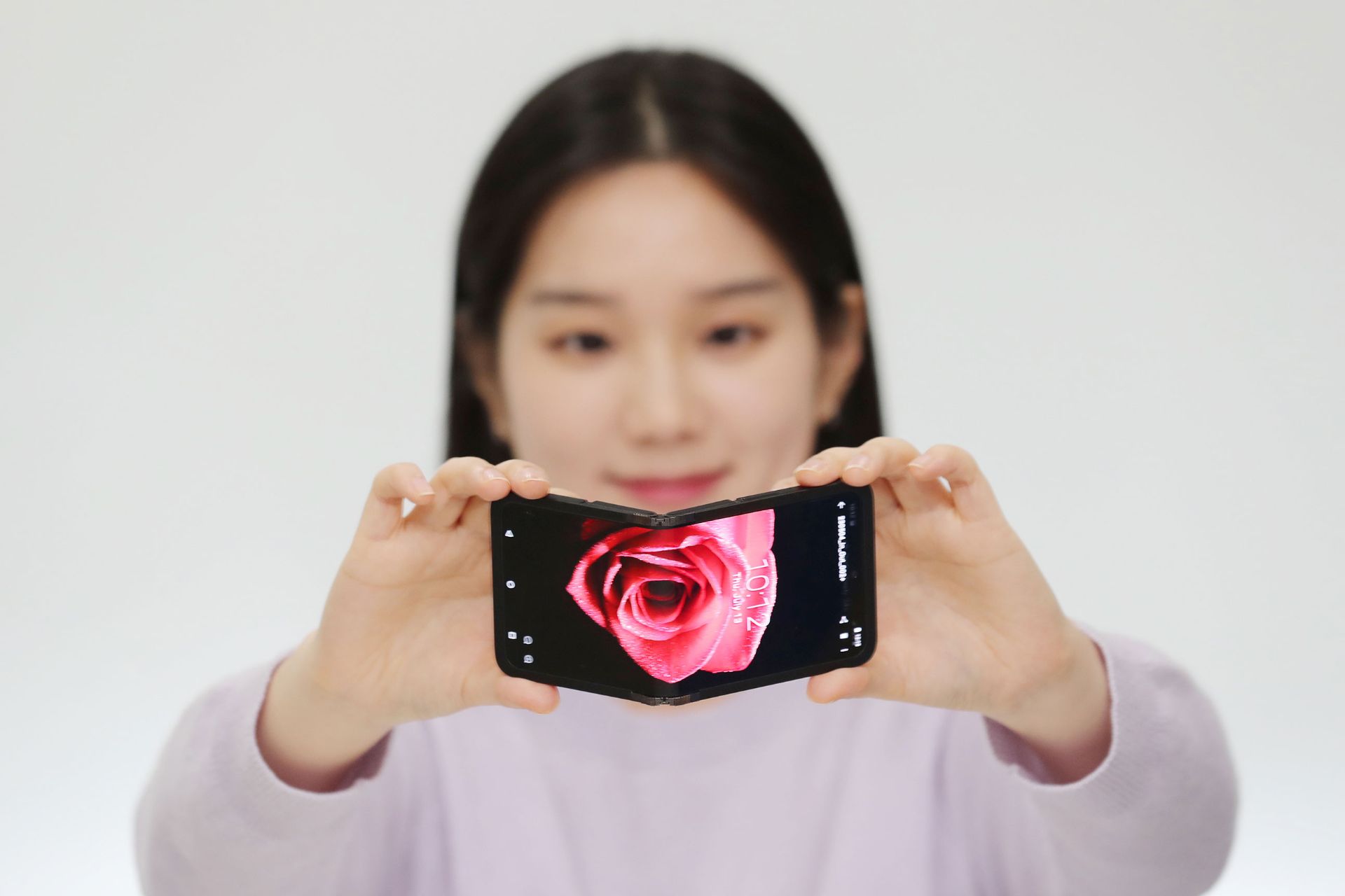 نمایشگر تاشدنی سامسونگ با فناوری In&Out Flip در دست یک خانم کره‌ای