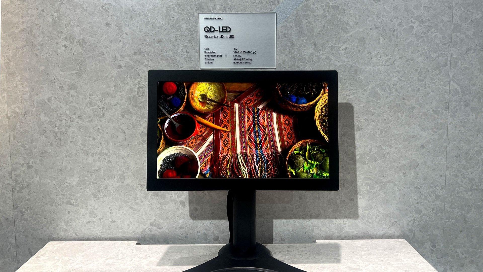 نمایشگر QD-LED سامسونگ درحال نمایش سفره‌ی غذا