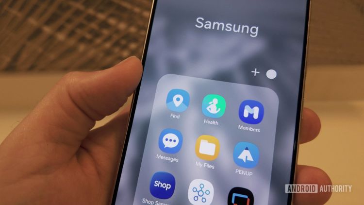 گوشی گلکسی S24 در دست با نمایش اپلیکیشن Samsung Find