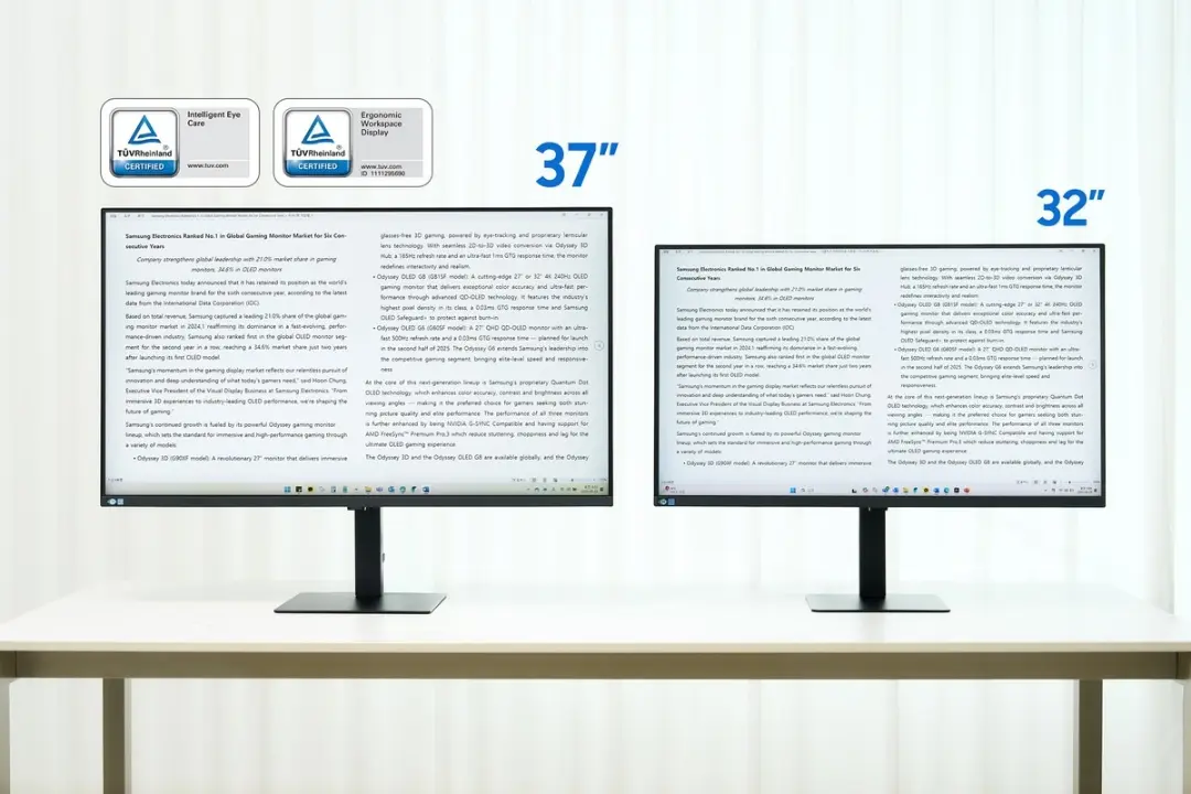 مدل ۳۷ اینچی مانیتور ViewFinity S8 سامسونگ در کنار مدل ۳۲ اینچی