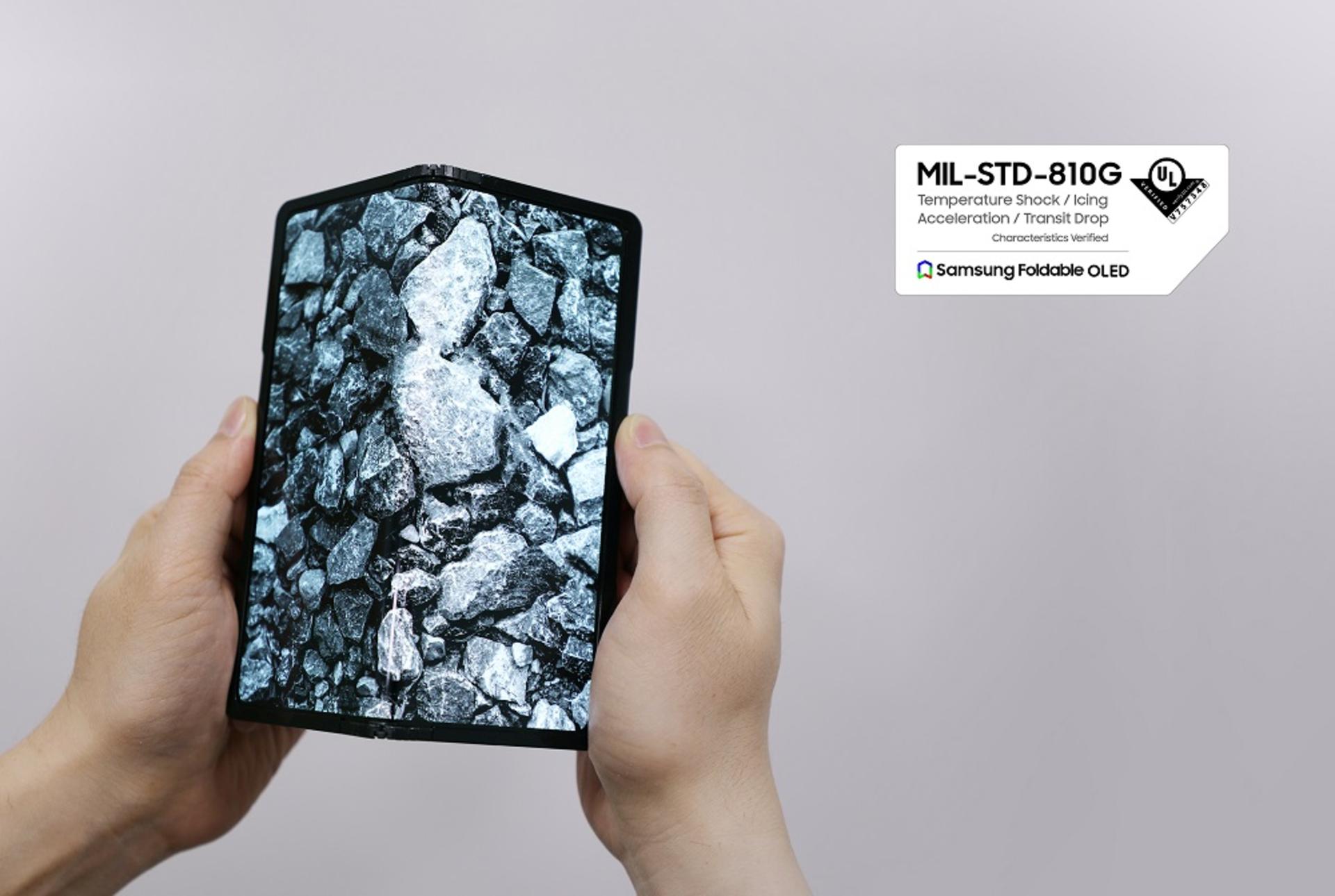 پنل تاشو سامسونگ در دست - گواهی مقاومت MIL-STD-810