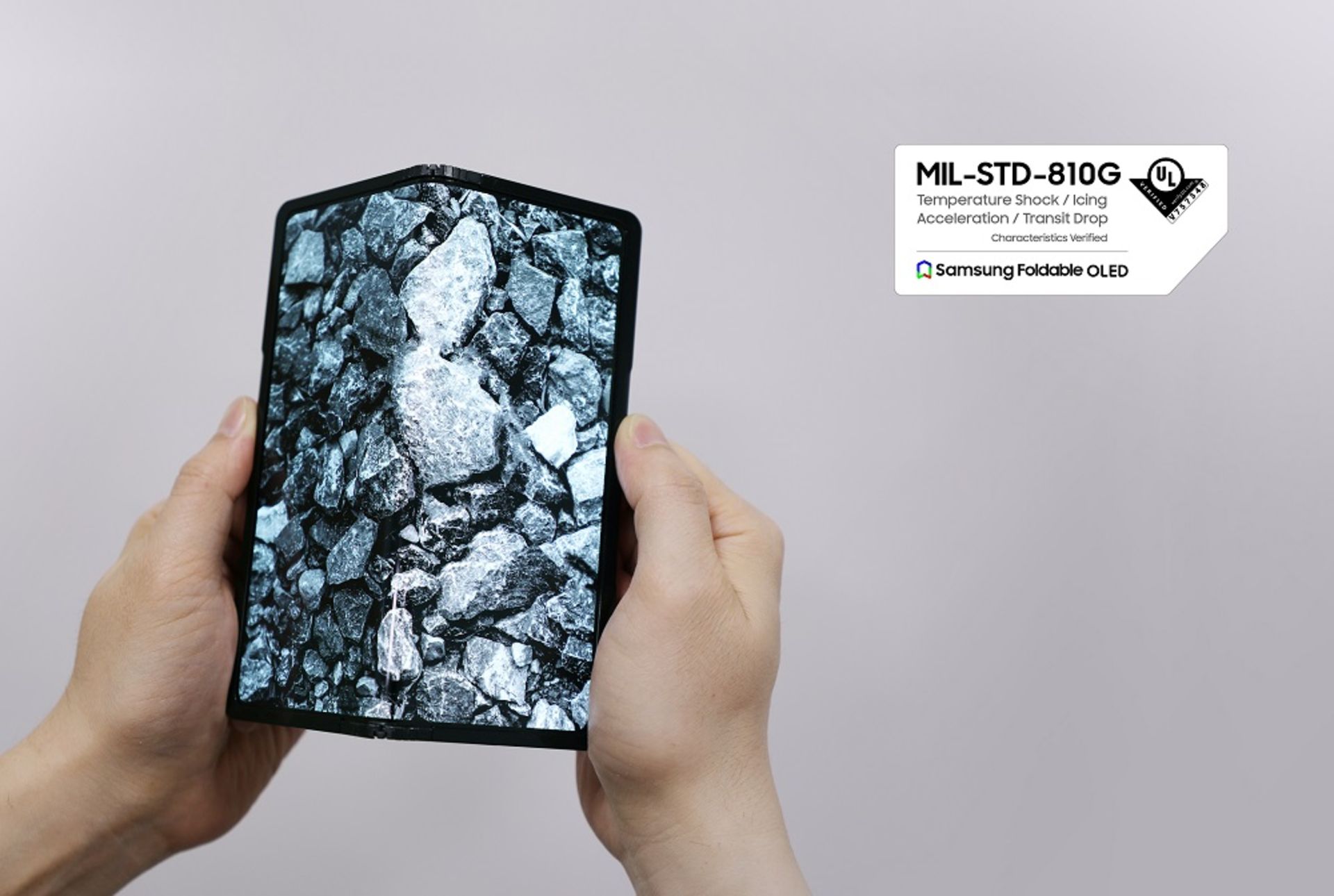 پنل تاشو سامسونگ در دست - گواهی مقاومت MIL-STD-810