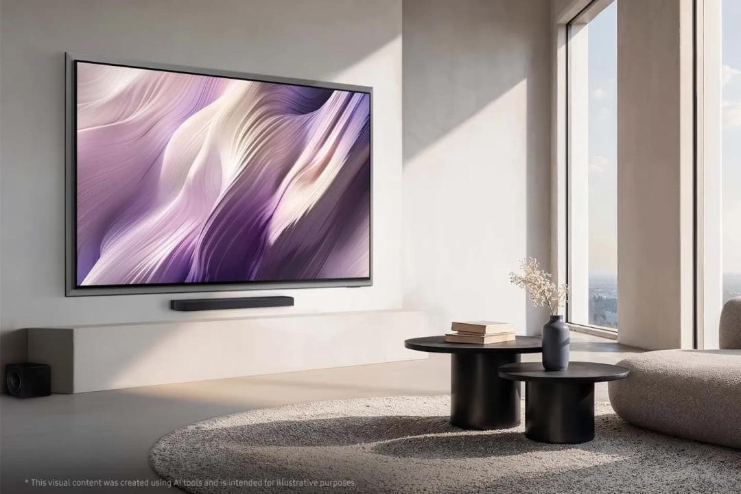 تلویزیون سری فریم پرو سامسونگ در اتاق نشیمن روی دیوار