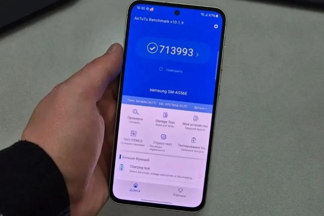 گلکسی A55 درحال نمایش نتیجه‌ی بنچمارک انتوتو