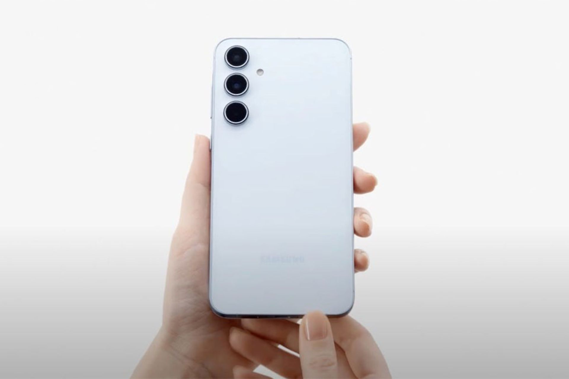 نمای پشتی گوشی گلکسی A55 سامسونگ در رنگ سفید