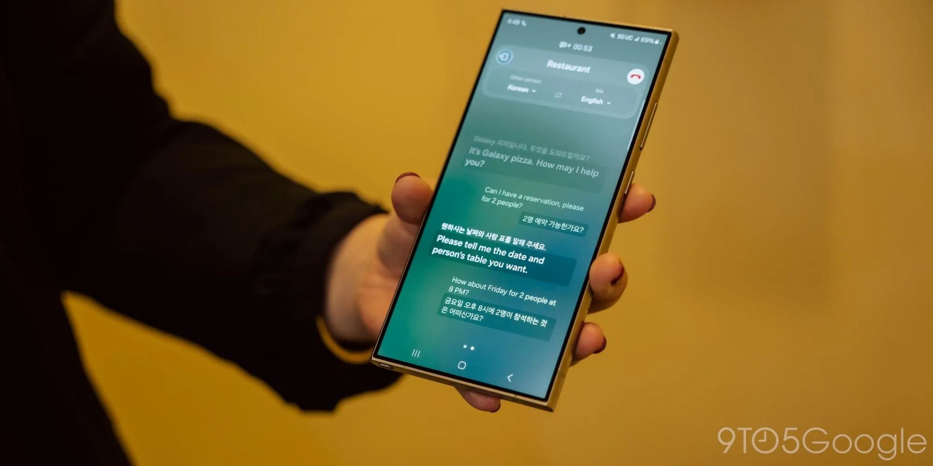 گلکسی S24 اولترا در دست با نمایش ترجمه همزمان متن