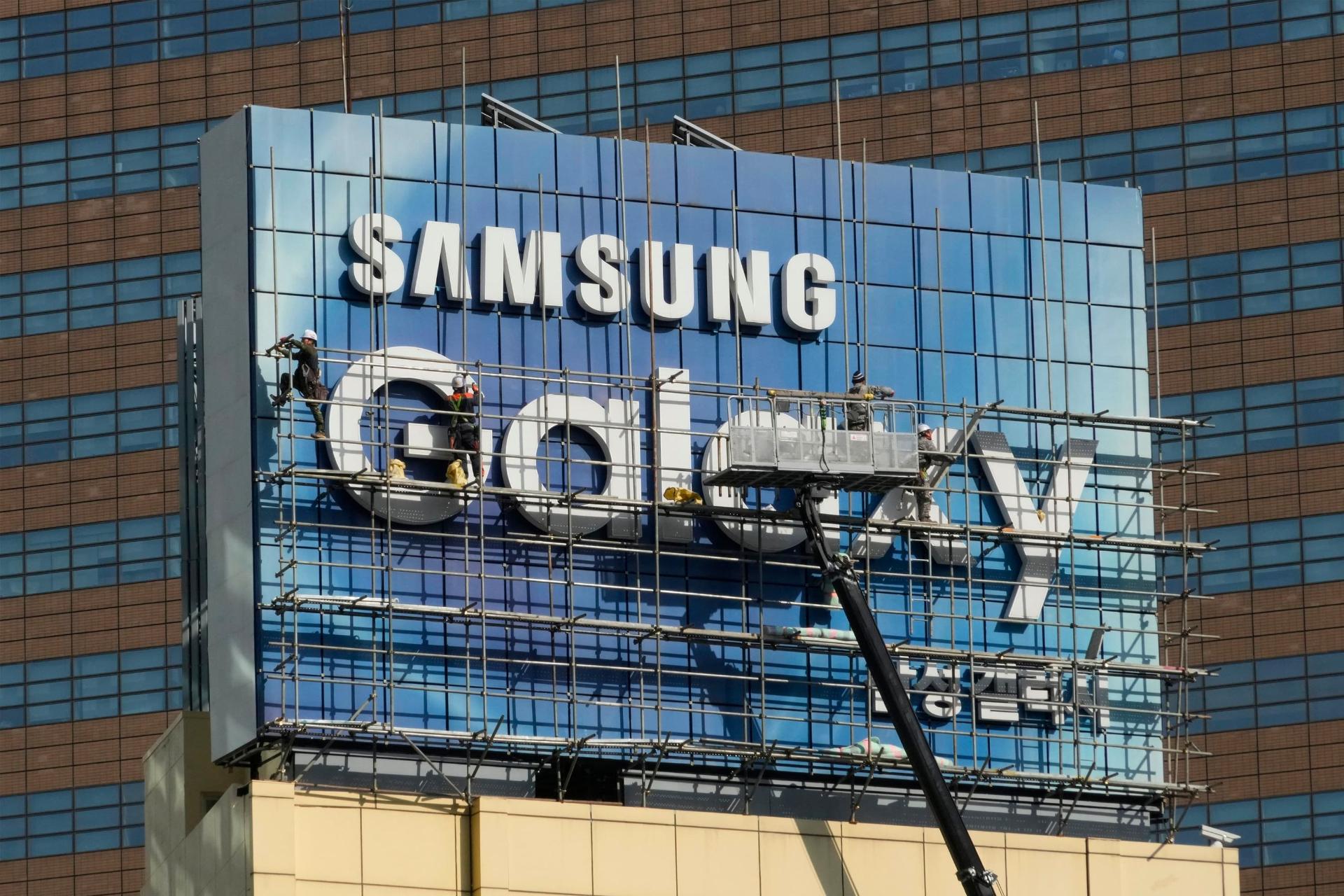 کارگران ساختمانی در حال ساخت لوگو سامسونگ گلکسی / Samsung Galaxy