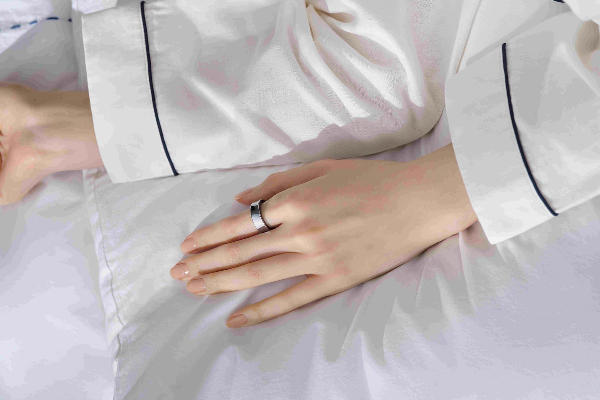 حلقه هوشمند سامسونگ گلکسی رینگ / Galaxy Ring در دست هنگام خواب