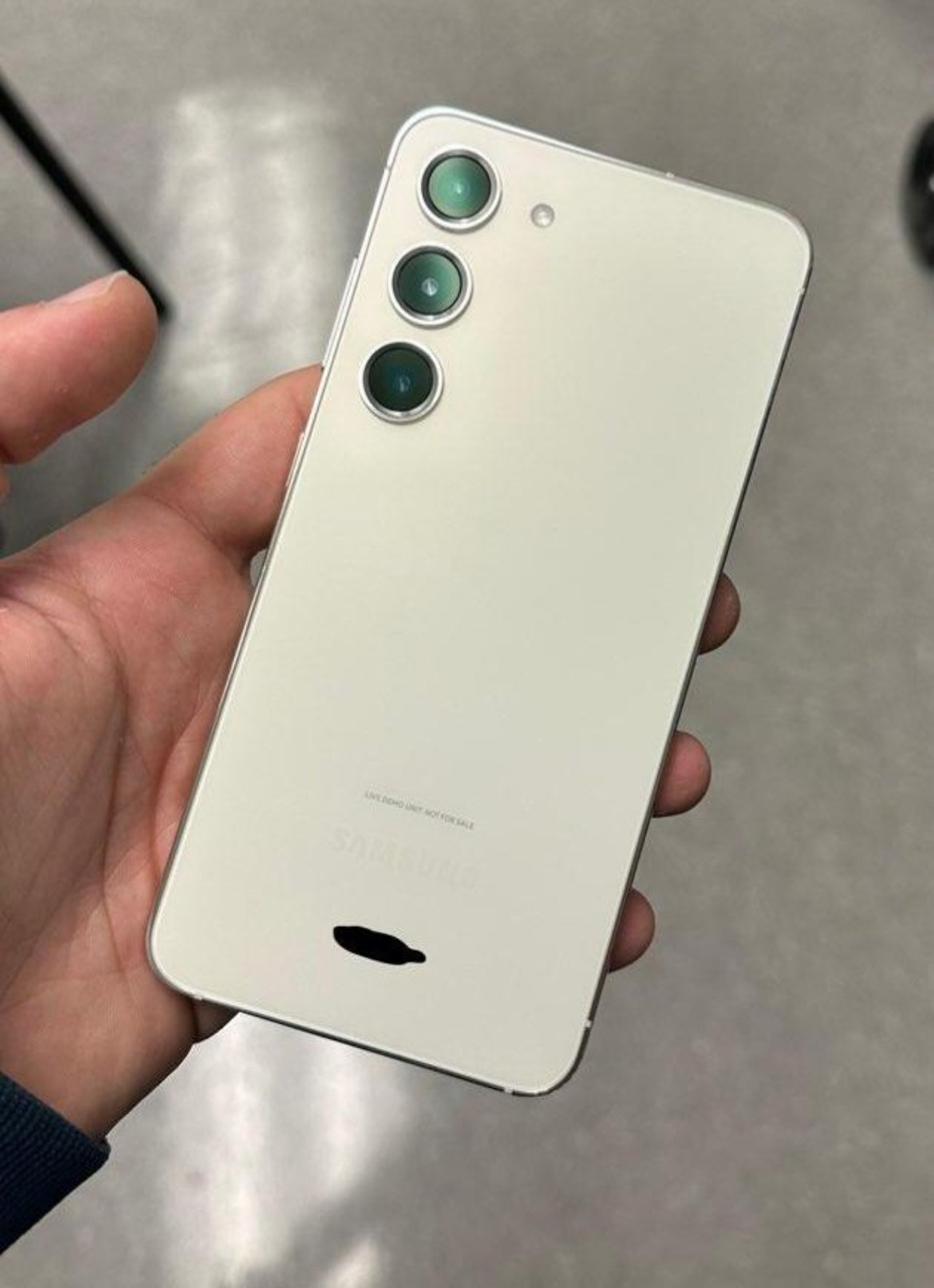 گلکسی اس ۲۳ پلاس در دست