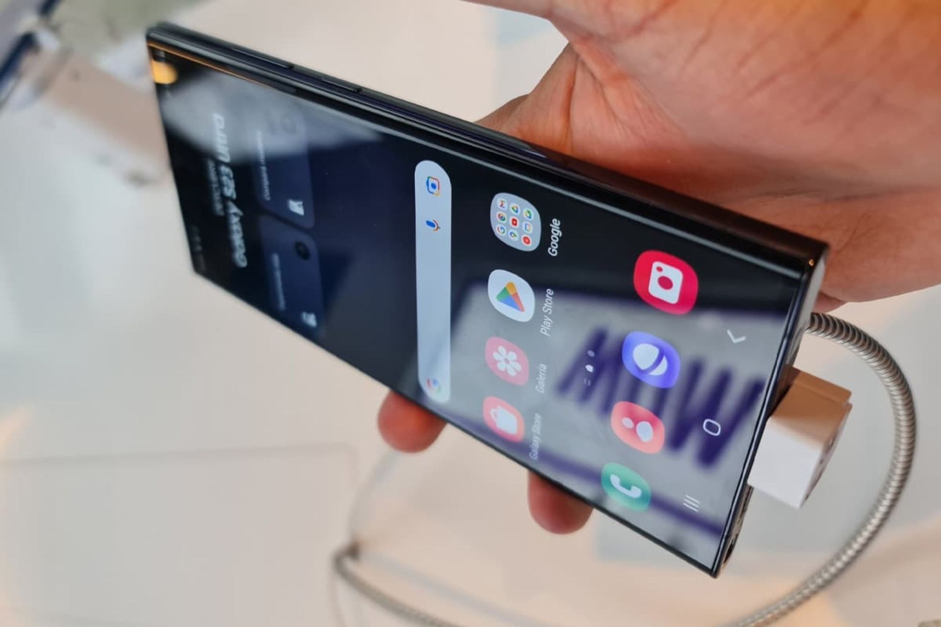 تصویر واقعی گلکسی اس ۲۳ اولترا در دست پیش‌از رونمایی رسمی