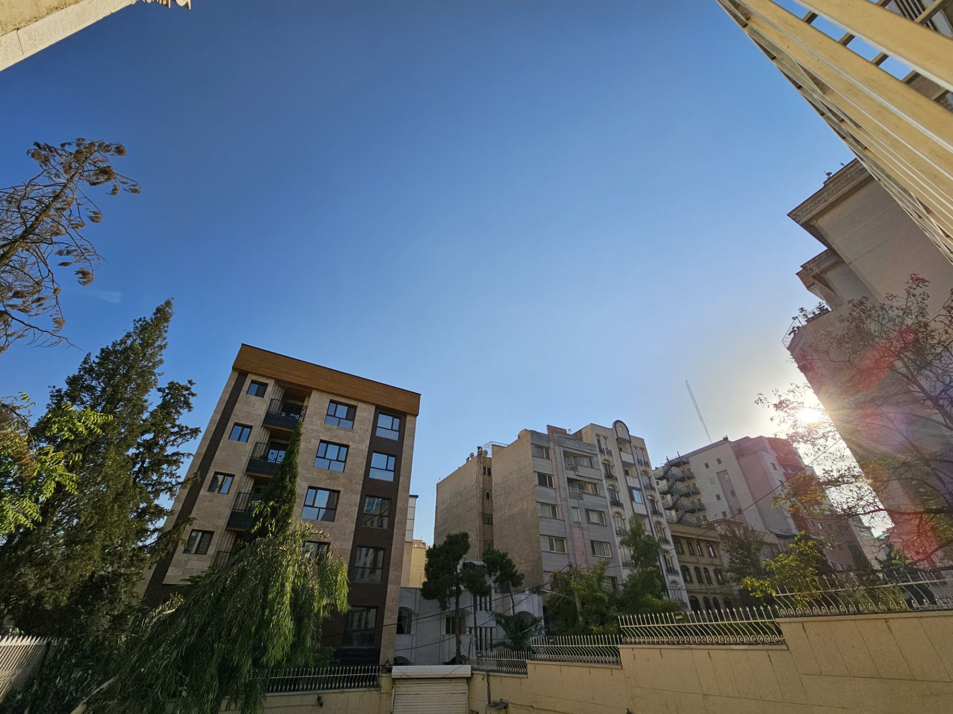 عکس دوربین اولتراواید گلکسی S23 اولترا در روز