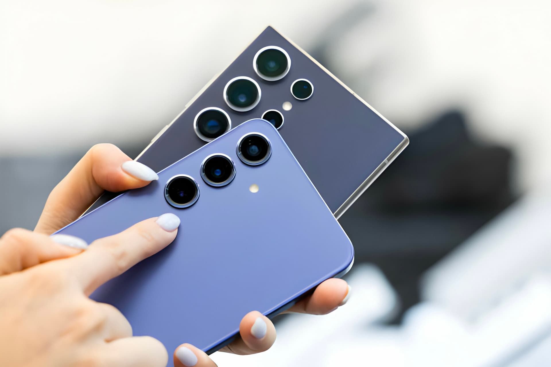 گوشی گلکسی S24 اولترا و اس ۲۴ پلاس Galaxy S24 Plus Ultra در دست نمای پشت