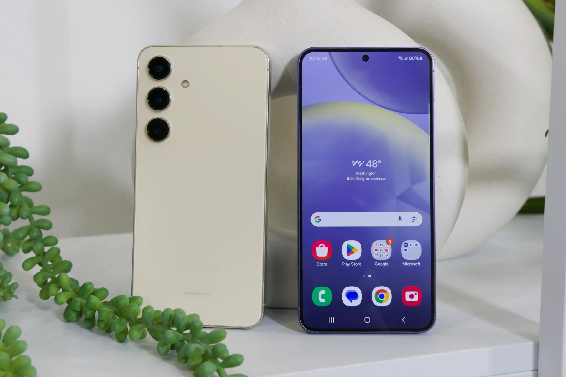 گوشی گلکسی S24 پلاس از دو زاویه به‌صورت عمودی