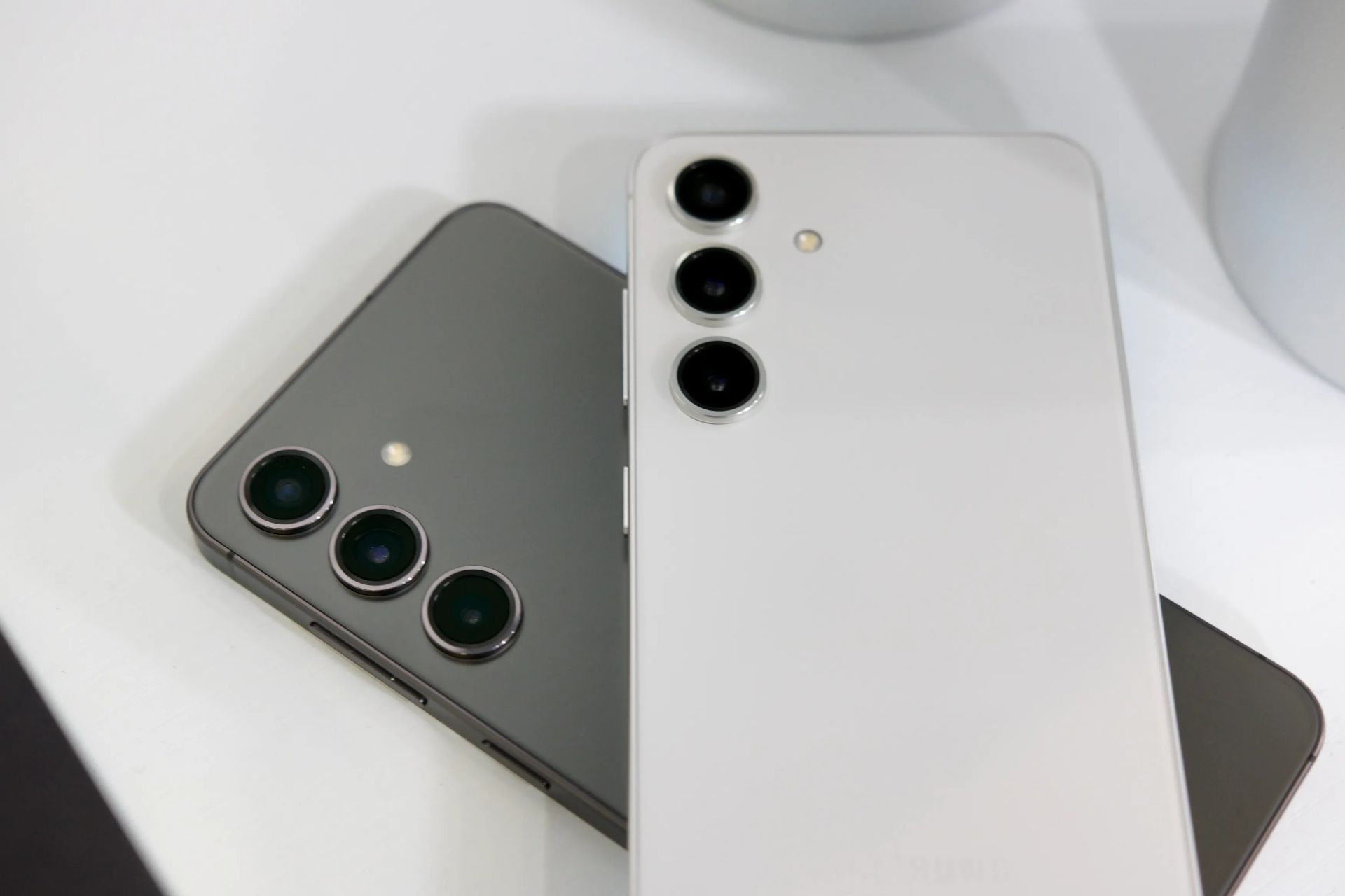 گوشی های گلکسی s24 در دو رنگ به پشت