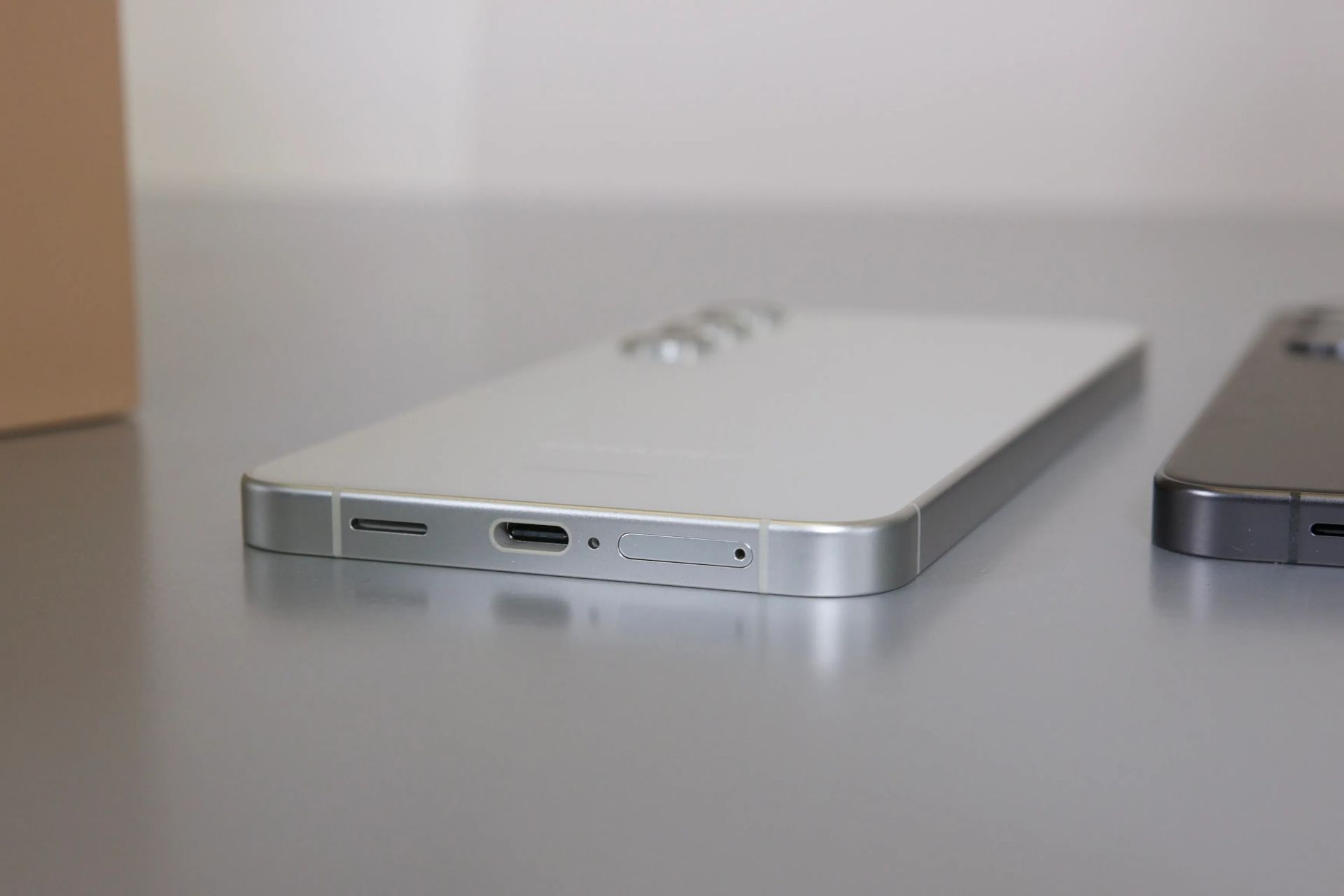 نگاه نزدیک به گوشی گلکسی s24 پلاس سفید رنگ