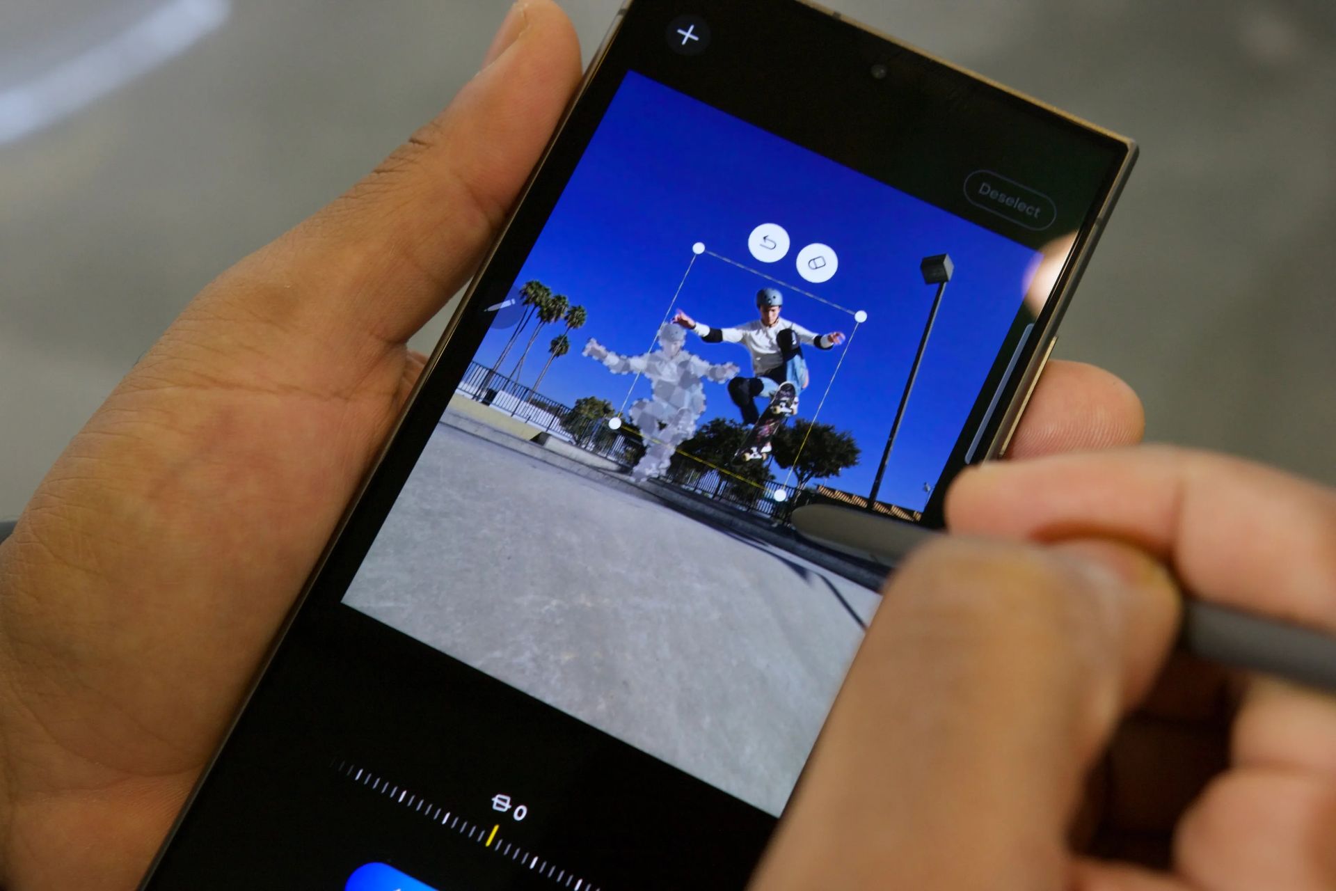 گوشی گلکسی s24 در دست که قابلیت هوش مصنوعی ویرایش عکس را نشان می‌دهد