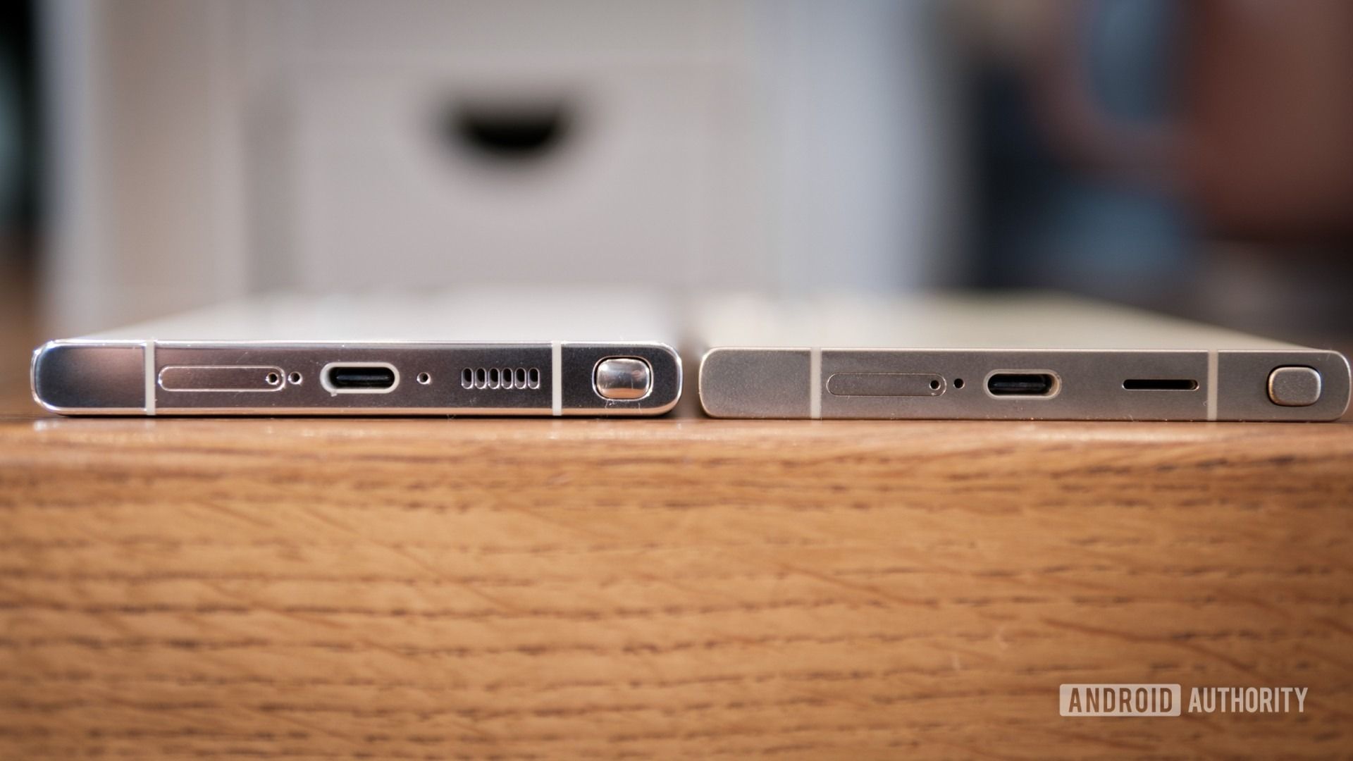 لبه پایینی گوشی گلکسی S24 اولترا در کنار S23  اولترا