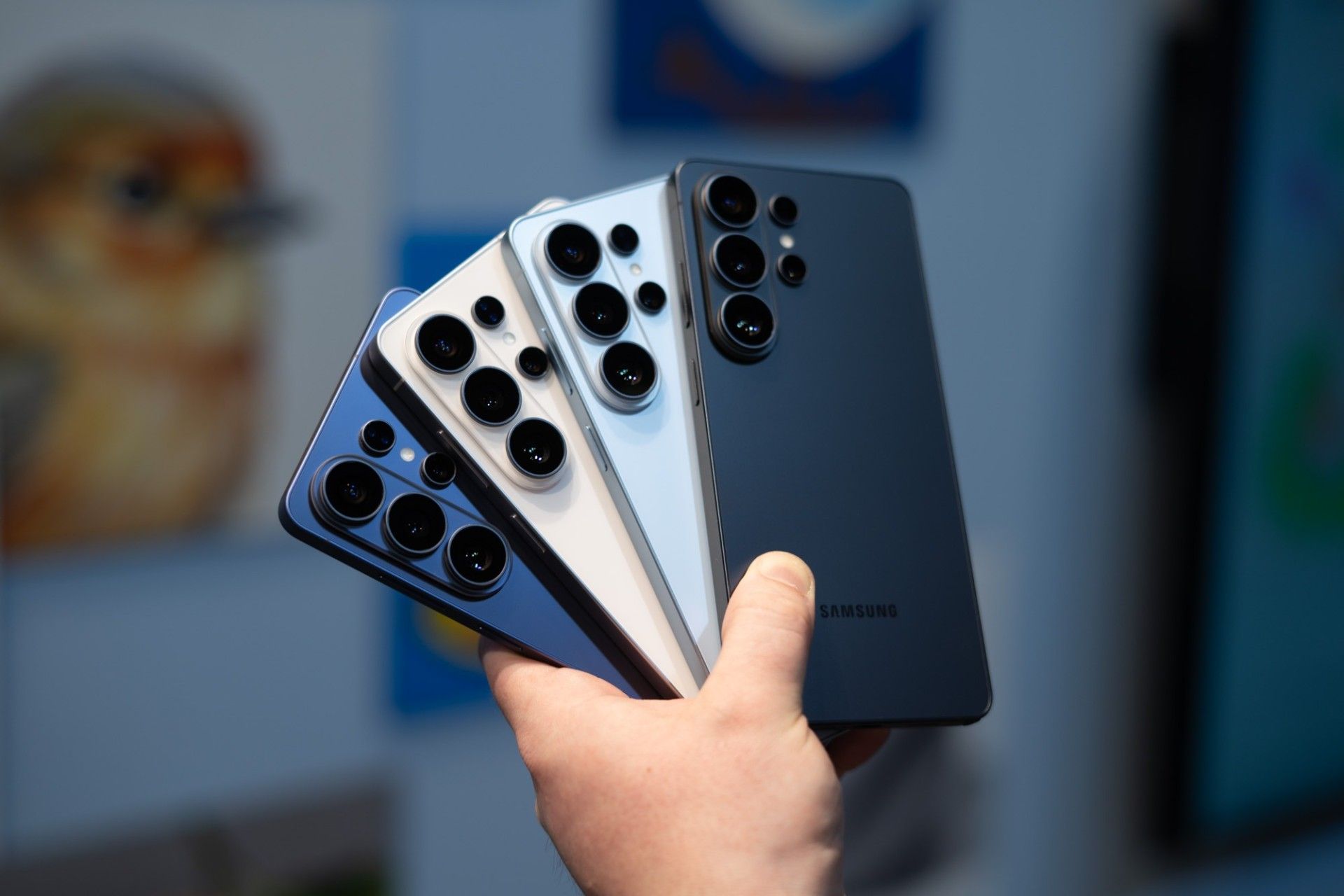 پنل پشت و رنگ‌بندی گوشی گلکسی S26 اولترا در دست