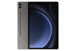 نمای کلی تبلت گلکسی تب S9 FE پلاس سامسونگ / Samsung Galaxy Tab S9 FE Plus با نمایشگر روشن و نمایش قلم S Pen، لوگو و دوربین پنل پشت