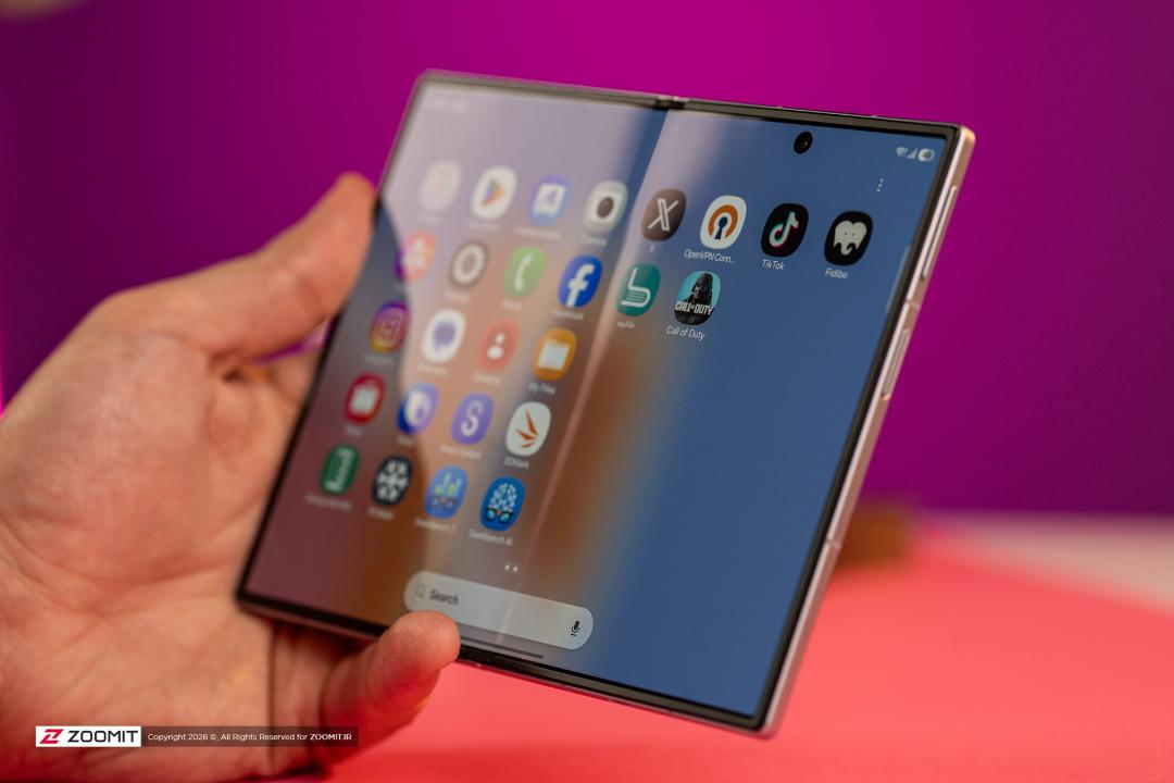 گوشی تاشو گلکسی زد فولد ۸ (Galaxy Z Fold 8) در دست کاربر