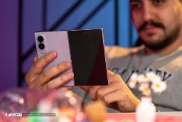 گوشی تاشو گلکسی زد فولد ۸ (Galaxy Z Fold 8) در دست کاربر
