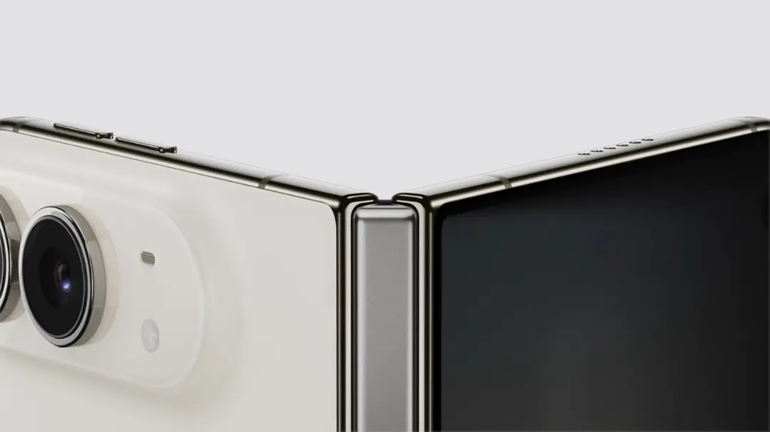 گوشی تاشو سامسونگ (Samsung Galaxy Z Fold) در حالت نیمه‌باز