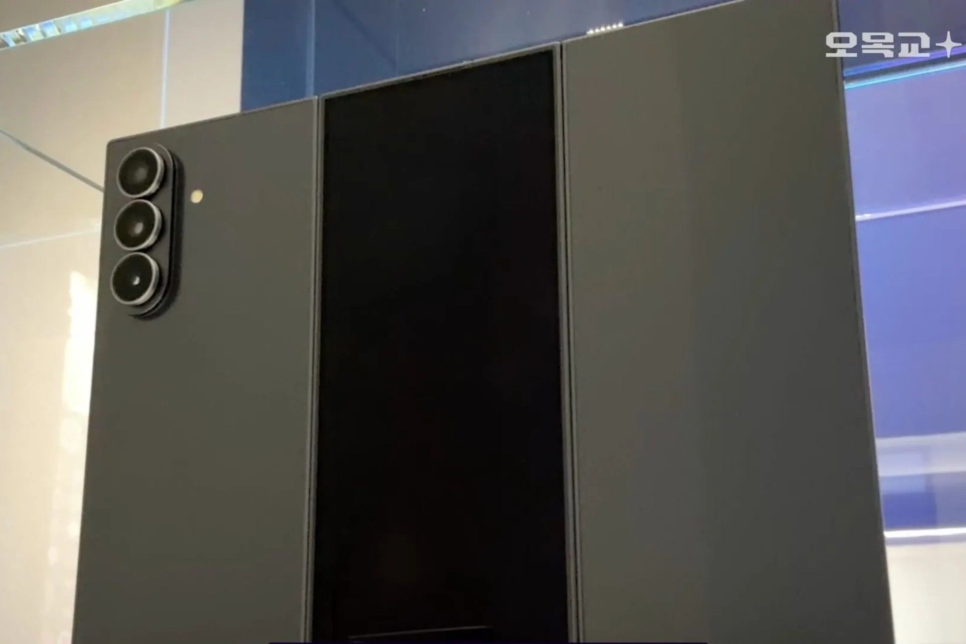 گوشی سه‌تکه‌ی سامسونگ در حالت بازشده