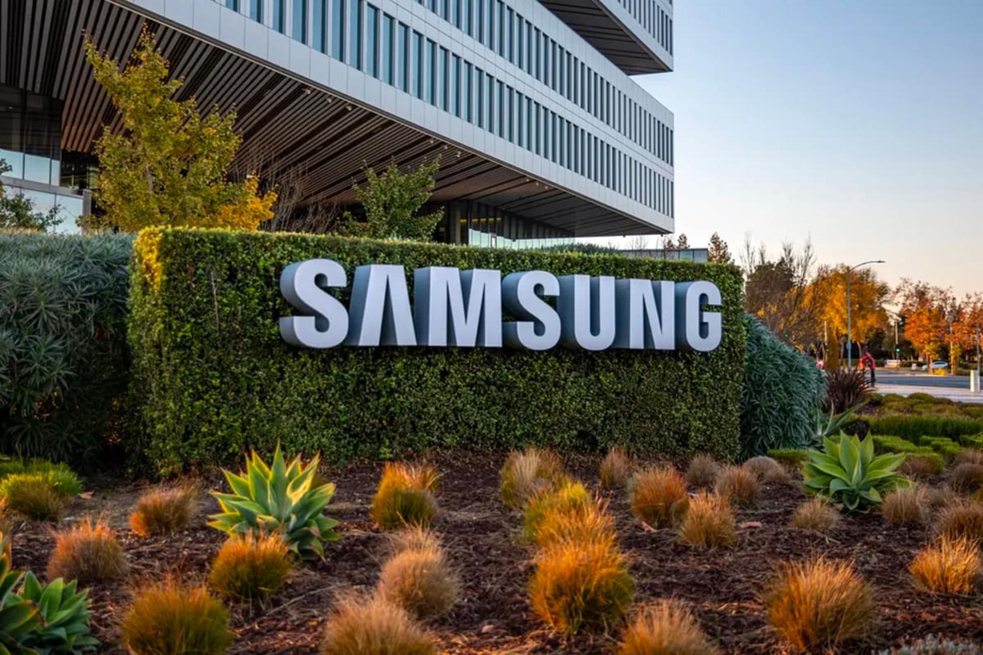 لوگو سامسونگ / Samsung روی پرچین در محیط روباز