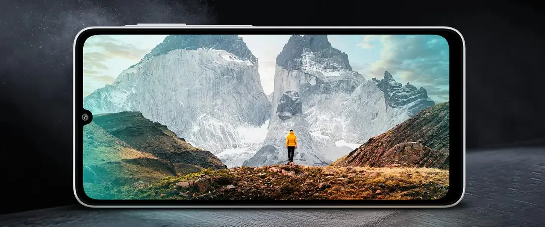 نمایشگر گوشی سامسونگ (Samsung) با تصویر کوه‌های پوشیده از برف