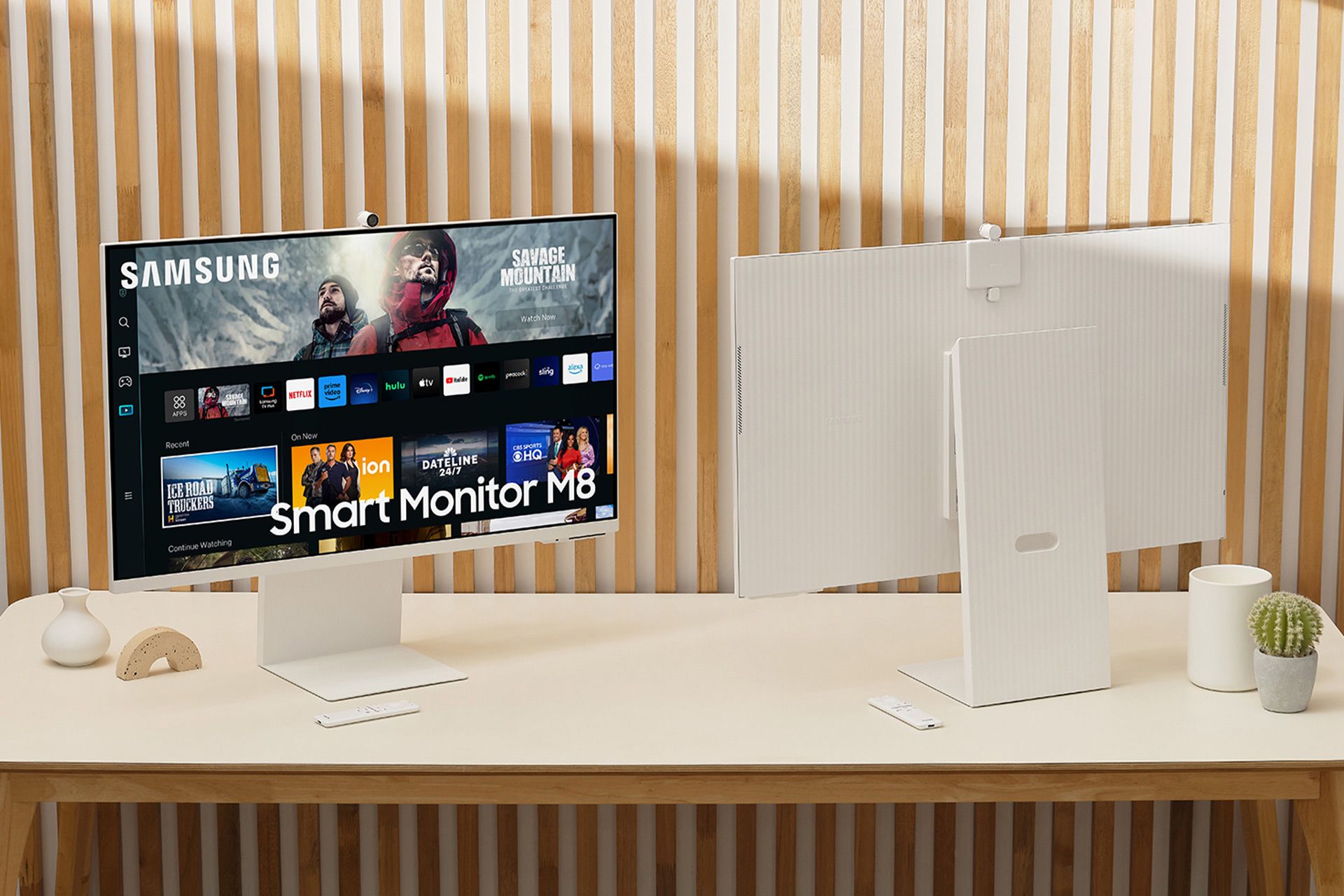 نمای جلو و پشت مانیتور M8 سامسونگ روی میز