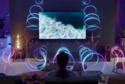 یک نفر در حال تماشای تلویزیون Neo QLED 2023 سامسونگ در اتاق