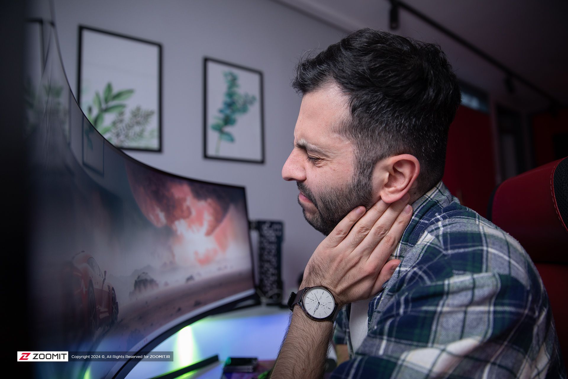 گردن درد موقع کار با مانیتور Odyssey Neo G9 سامسونگ