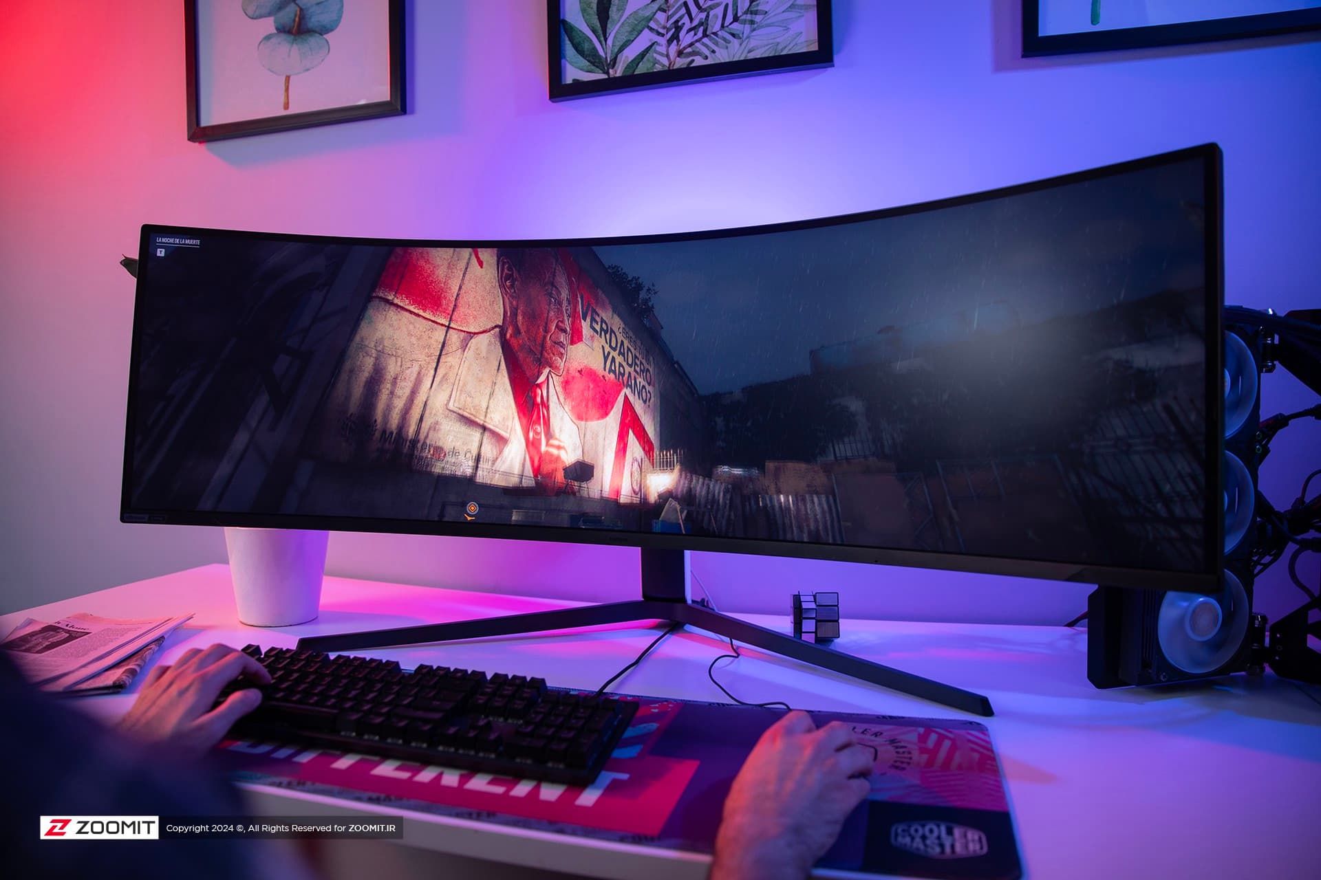 مانیتور اودیسه نئو G9 سامسونگ ۲۰۲۳ از نمای جلو روی میز و دست و کیبورد