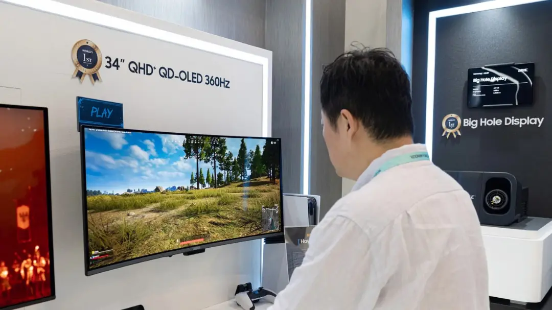 مانیتور ۳۴ اینچ سامسونگ با پنل QHD QD-OLED 360Hz در حال نمایش بازی