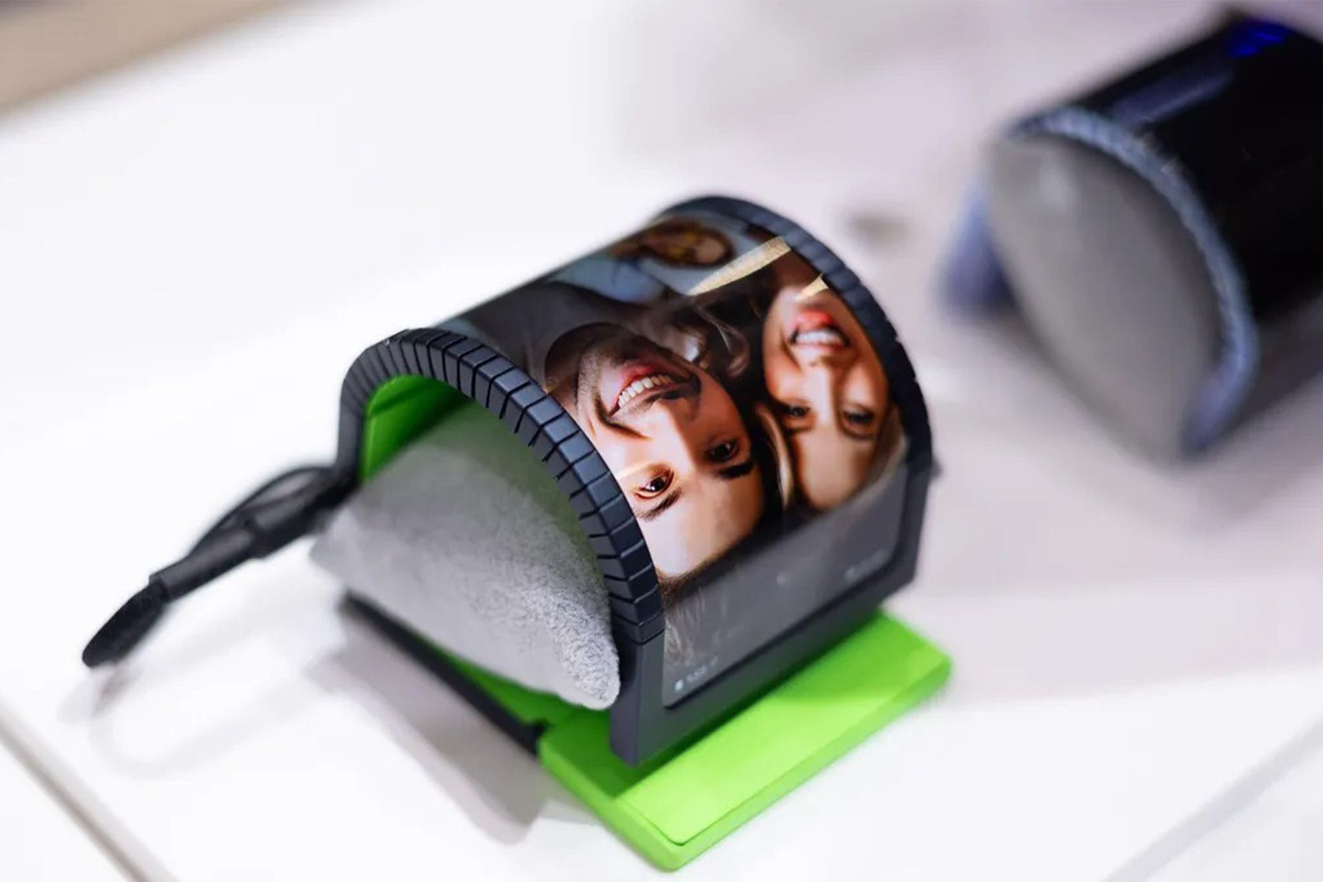 نمایشگر خم‌شده روی میز درحال نمایش یک عکس