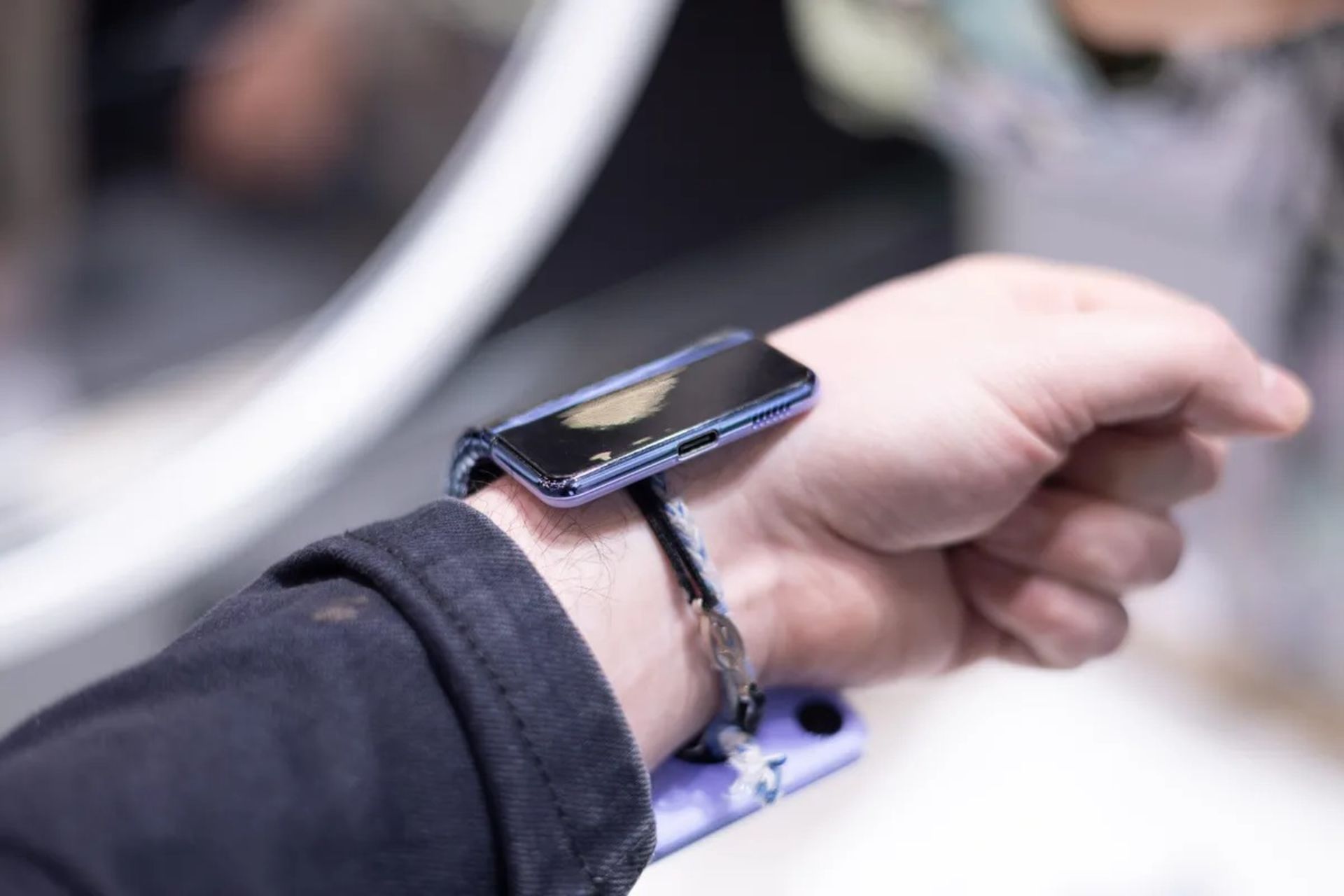 گوشی خم‌شونده‌ی Cling Band سامسونگ روی مچ دست