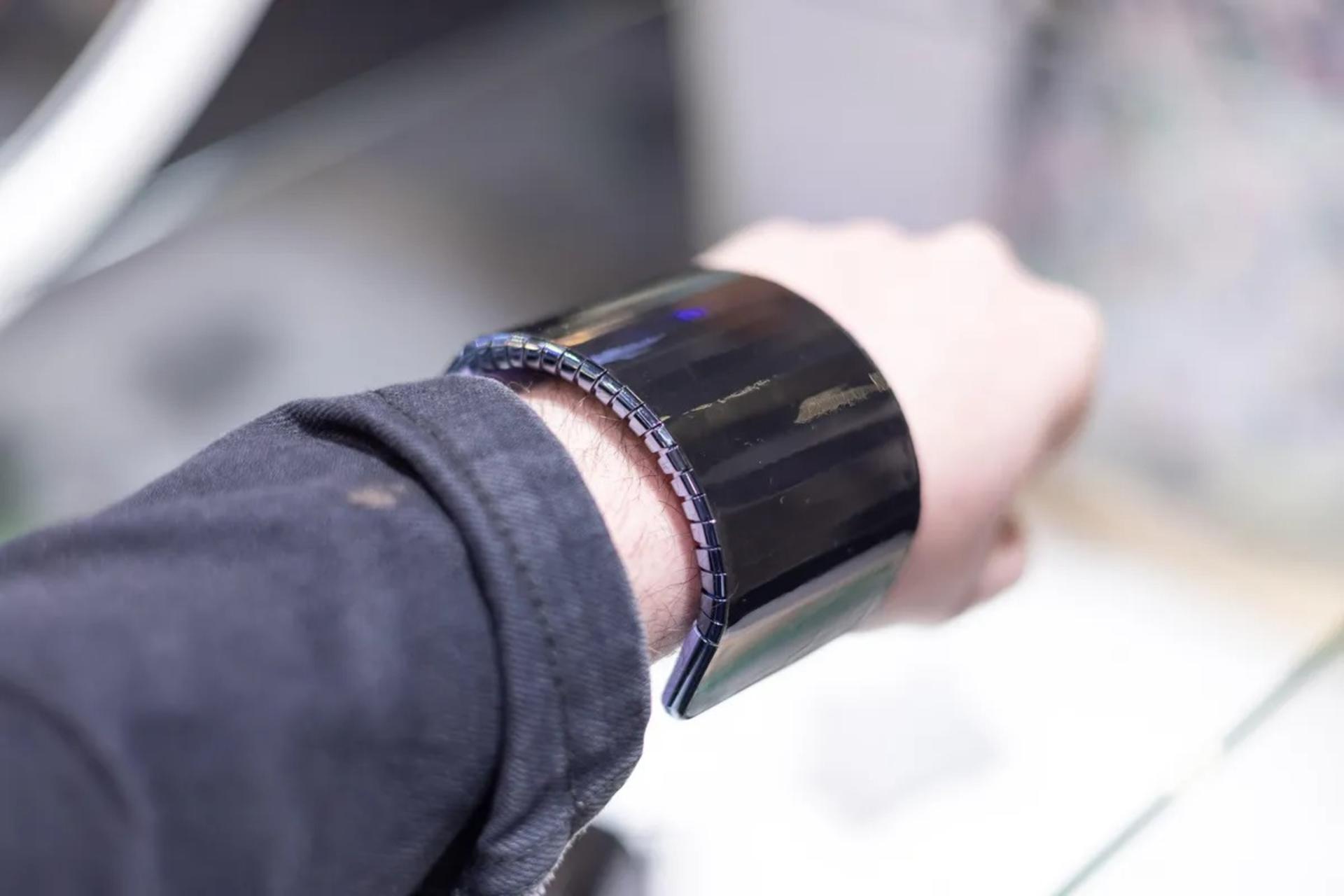 گوشی خم‌شونده‌ی سامسونگ Cling Band رو مچ دست