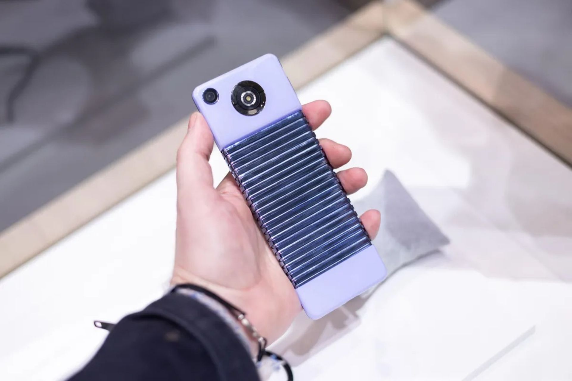 گوشی خم‌شونده‌ی سامسونگ Cling Band از نمای پشت