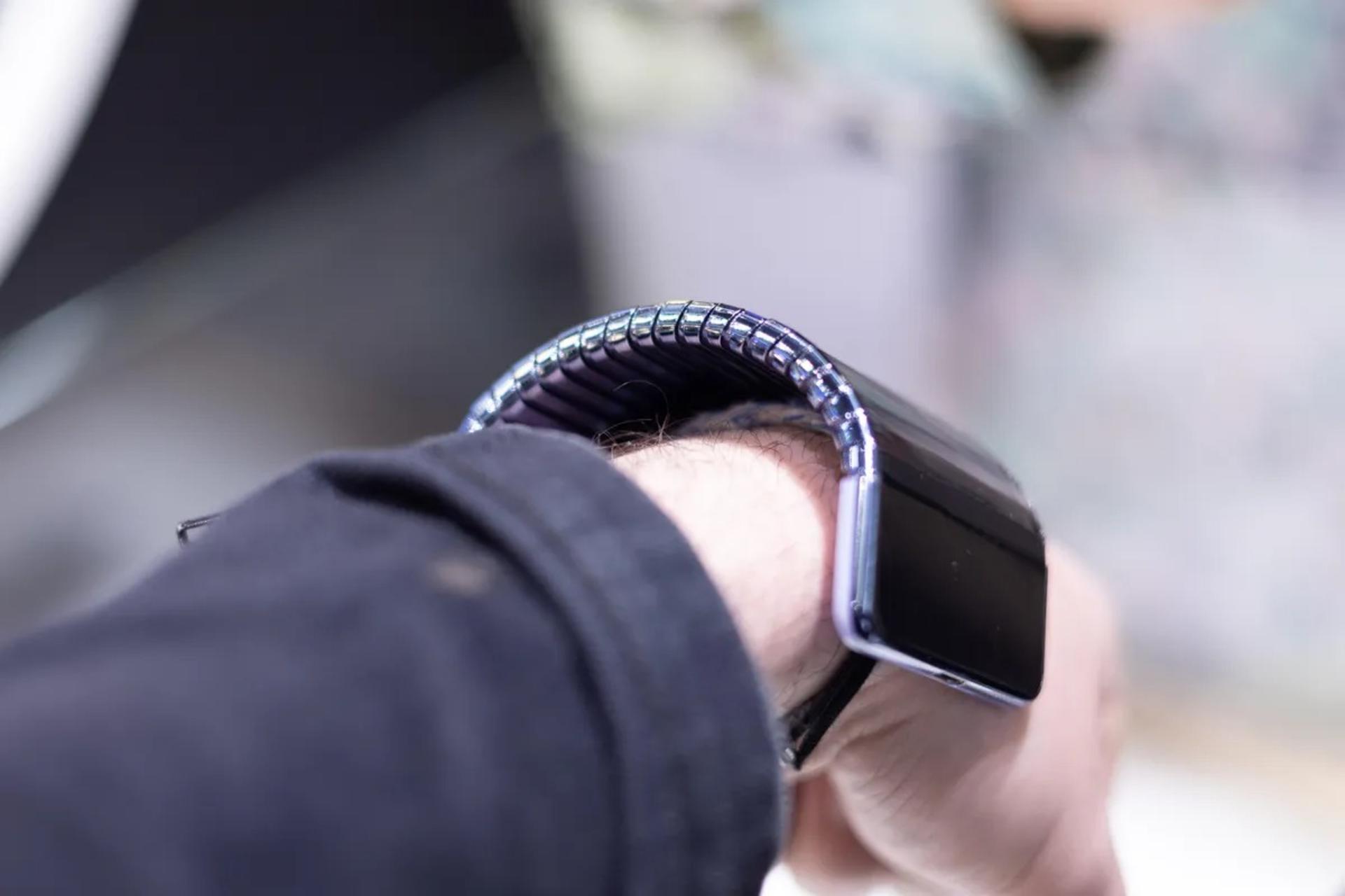 گوشی خم‌شونده‌ی سامسونگ Cling Band از نمای جانبی روی مچ دست