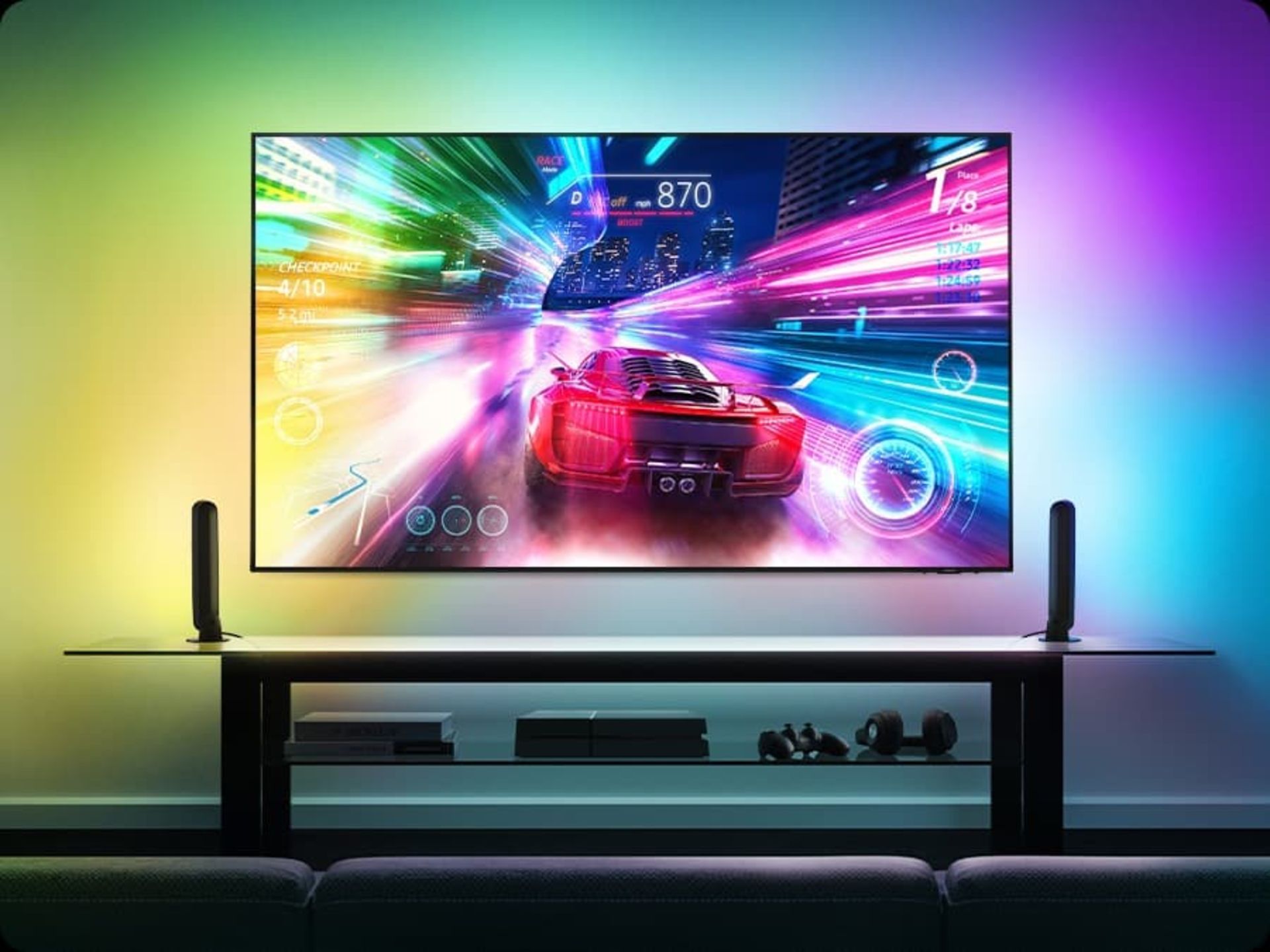 نمای جلو تلویزیون QD-OLED S95F سامسونگ در حال نمایش خودرو