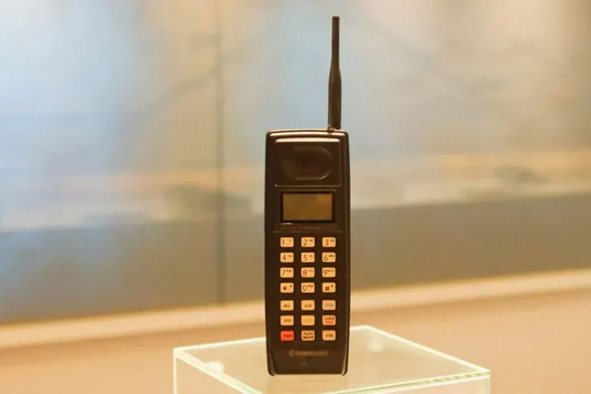 The first Samsung mobile phone SH-100