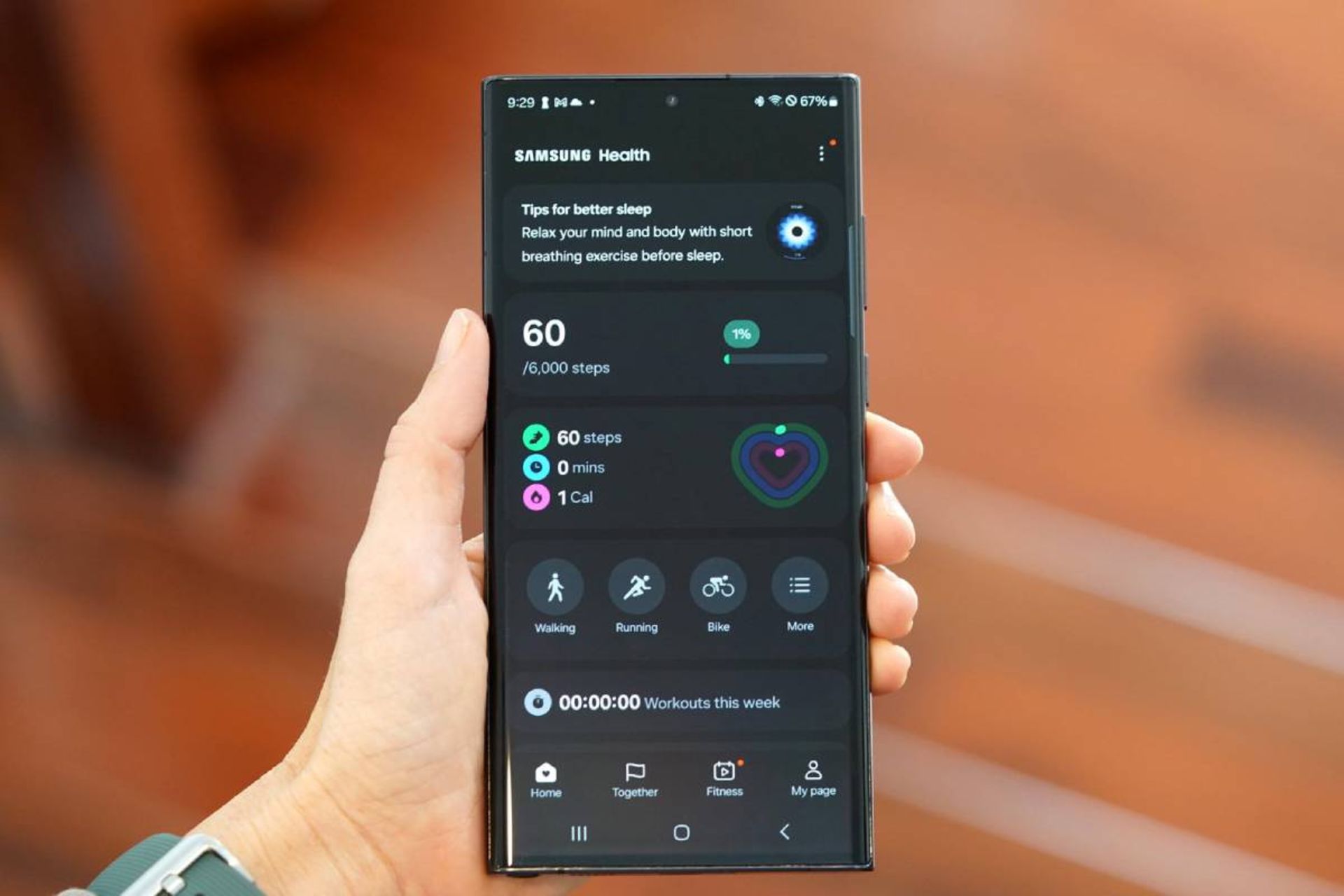 گوشی سامسونگ در دست درحال نمایش اپلیکیشن Samsung Health