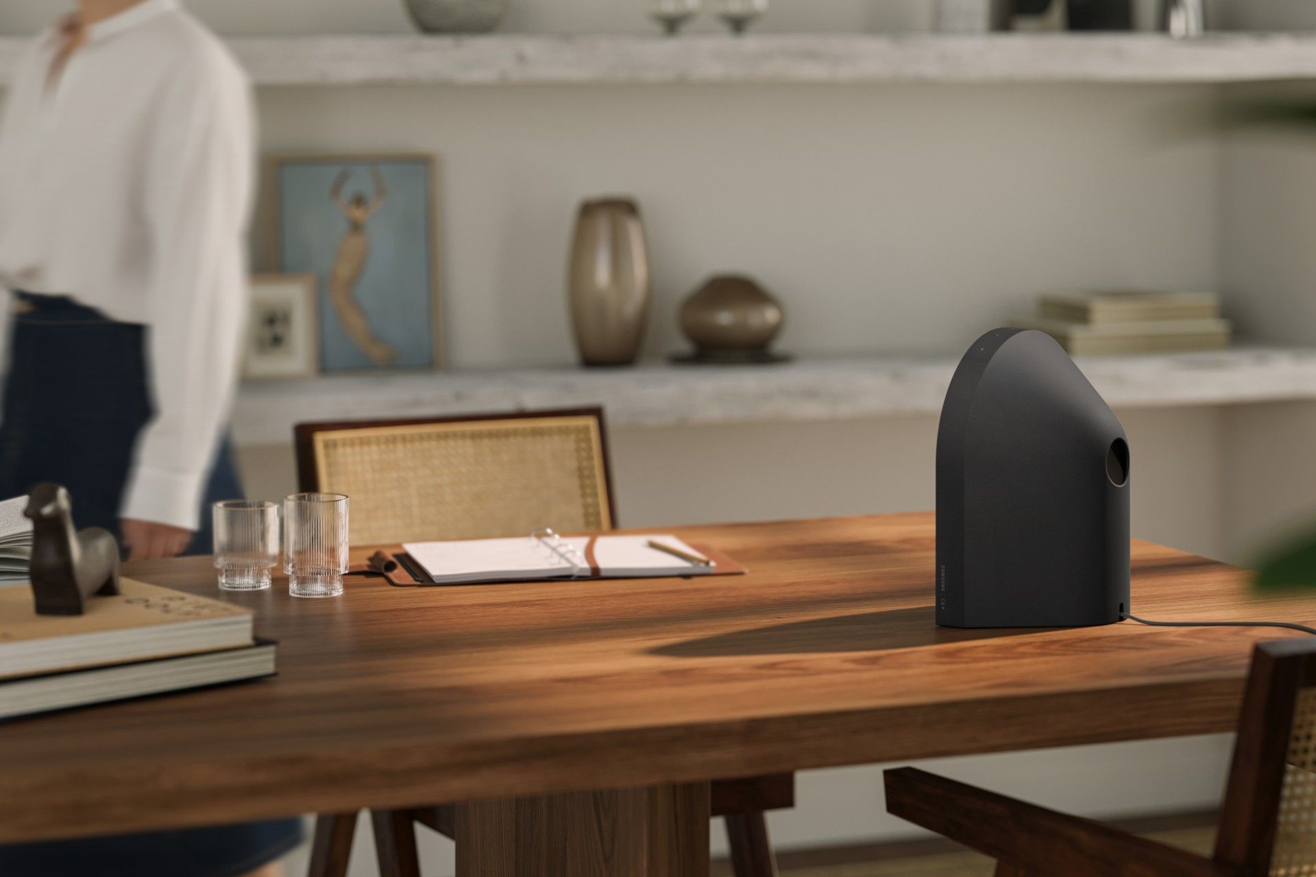 اسپیکر سامسونگ روی میز از نمای پشت