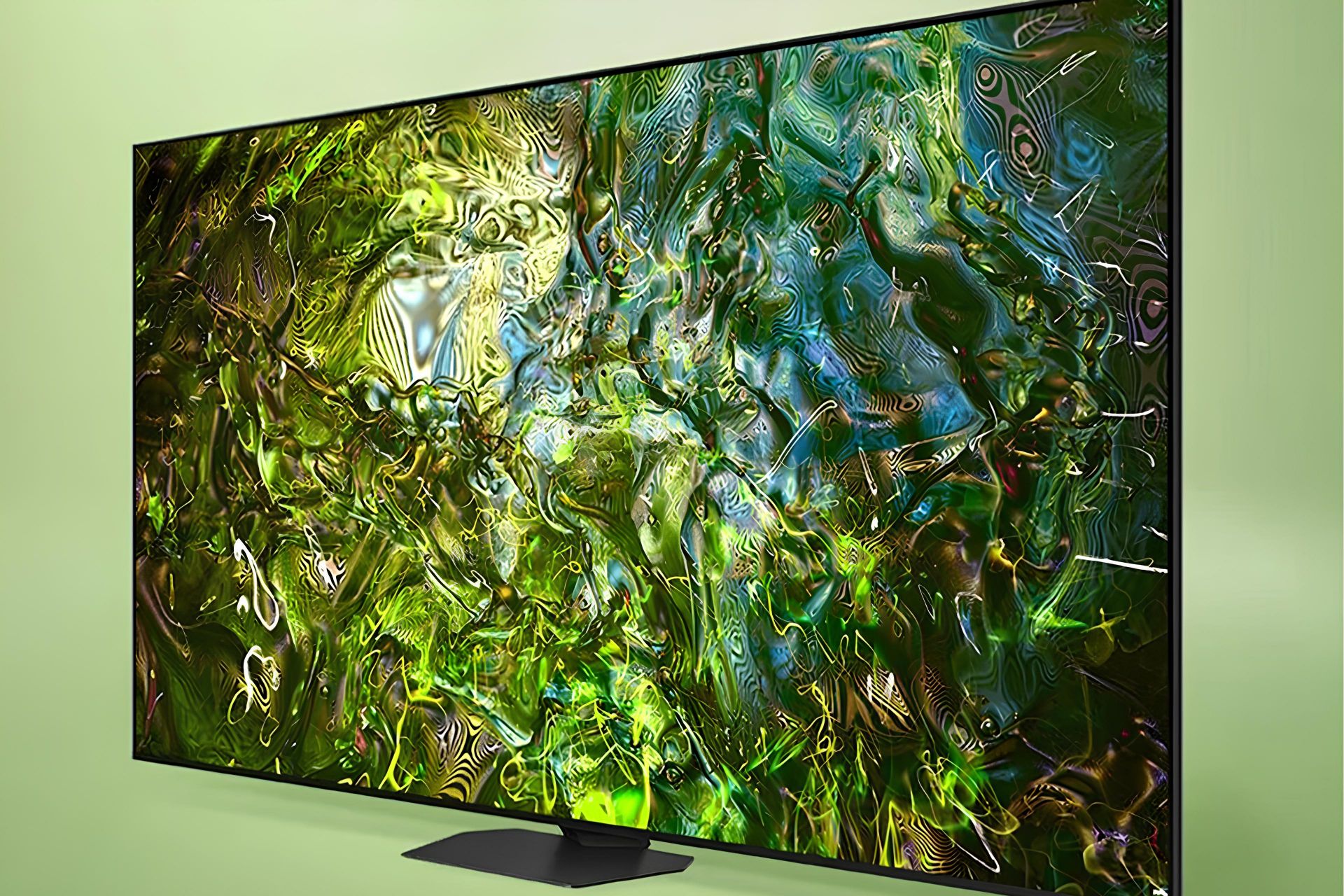 تلویزیون NeoQLED سامسونگ از نمای جلو درحال نمایش جنگل