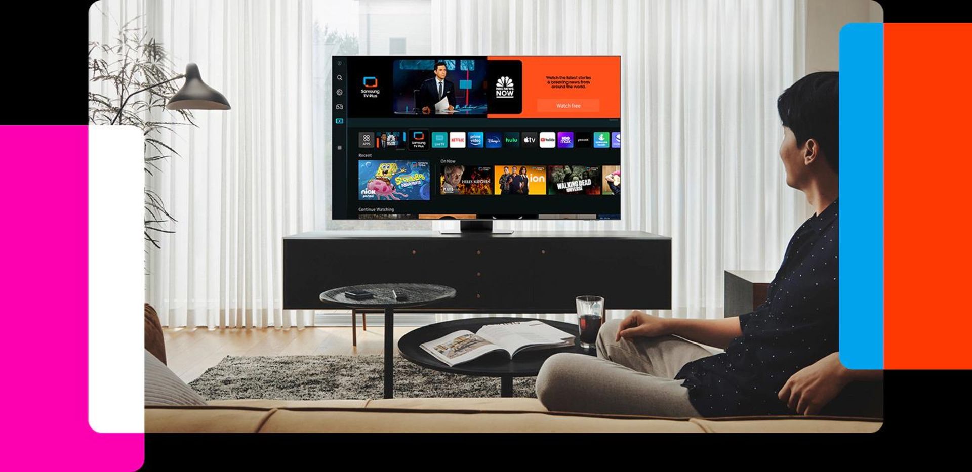 مرد جوان درحال تماشای فیلم ازطریق سرویس Samsung TV Plus