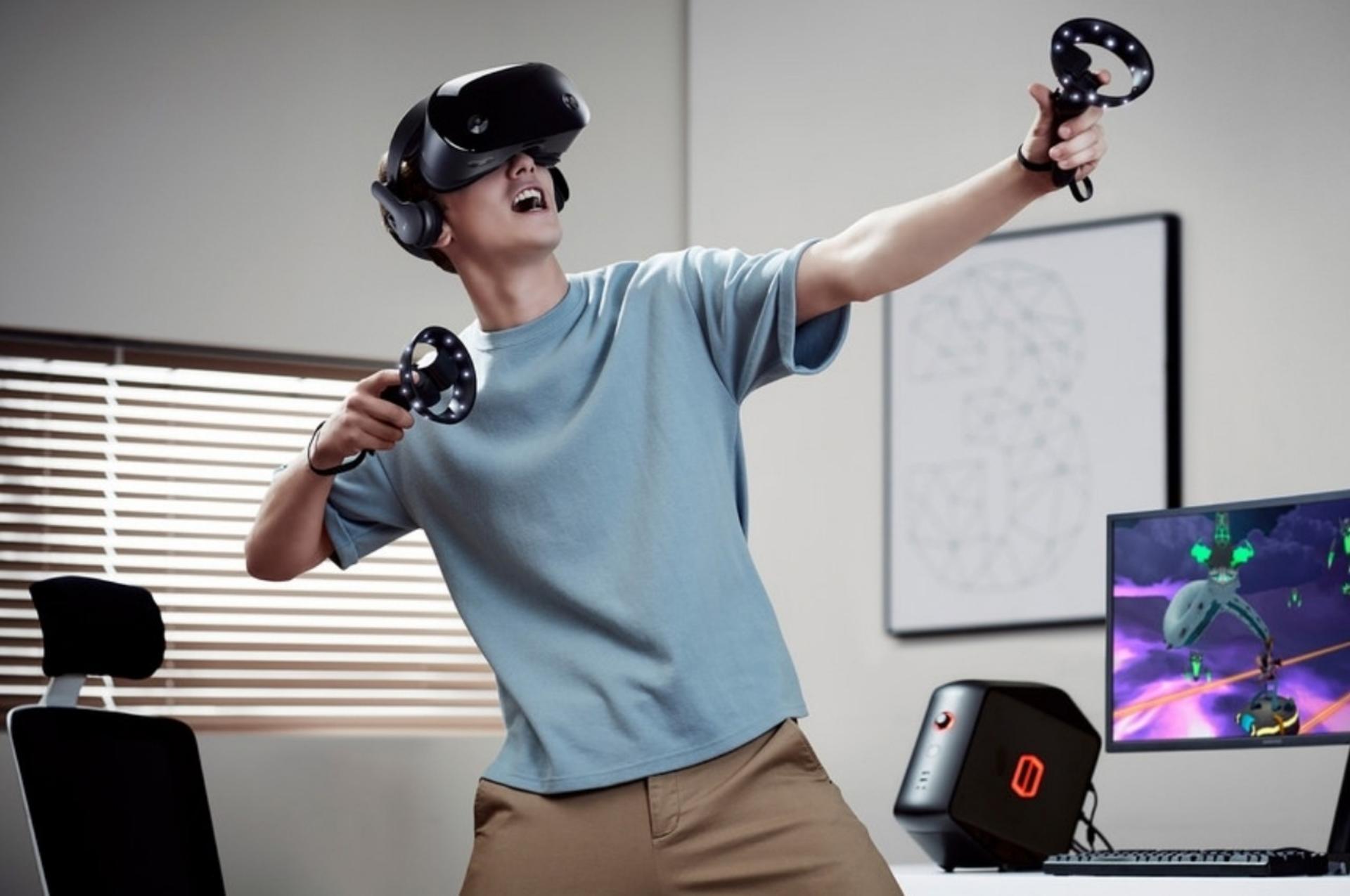 Шлем виртуальной реальности Samsung Odyssey. Шлем/очки виртуальной реальности (HMD – head Mounted display).. Человек в виртуальной реальности. Человек в шлеме виртуальной реальности.