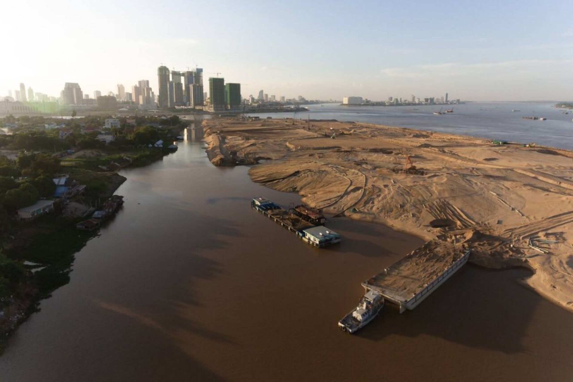 استخراج بی‌رویه شن از دریاچه تونله ساپ در کامبوج