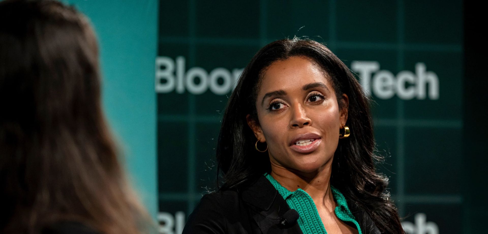 یک زن جوان در حال سخنرانی