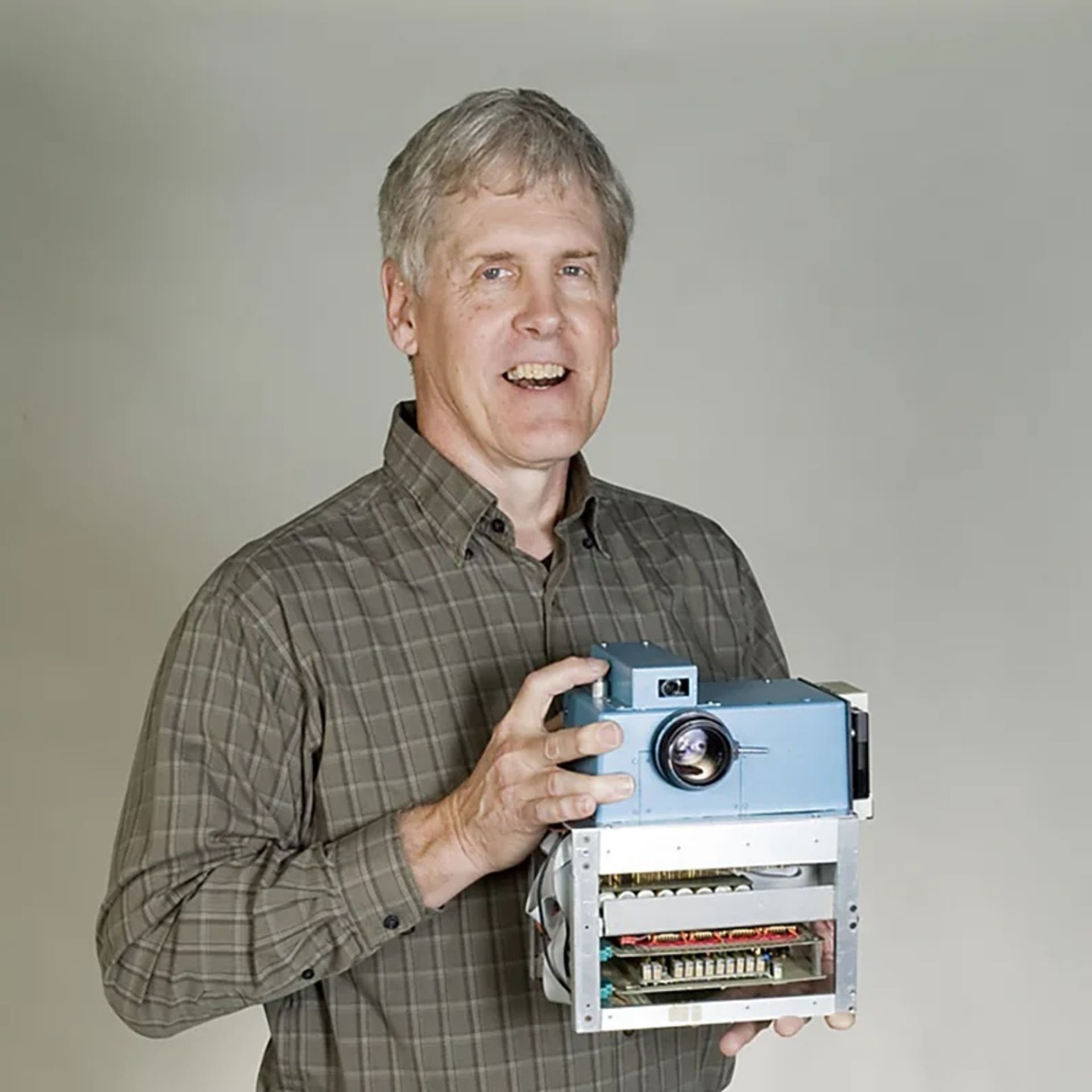 استیون سسون و اولین دوربین دیجیتال دستی که اختراع کرد.