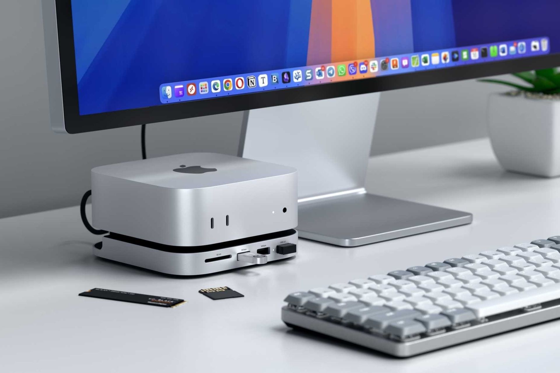مک مینی در داخل هاب ساتچی در کنار کیبورد و مانیتور